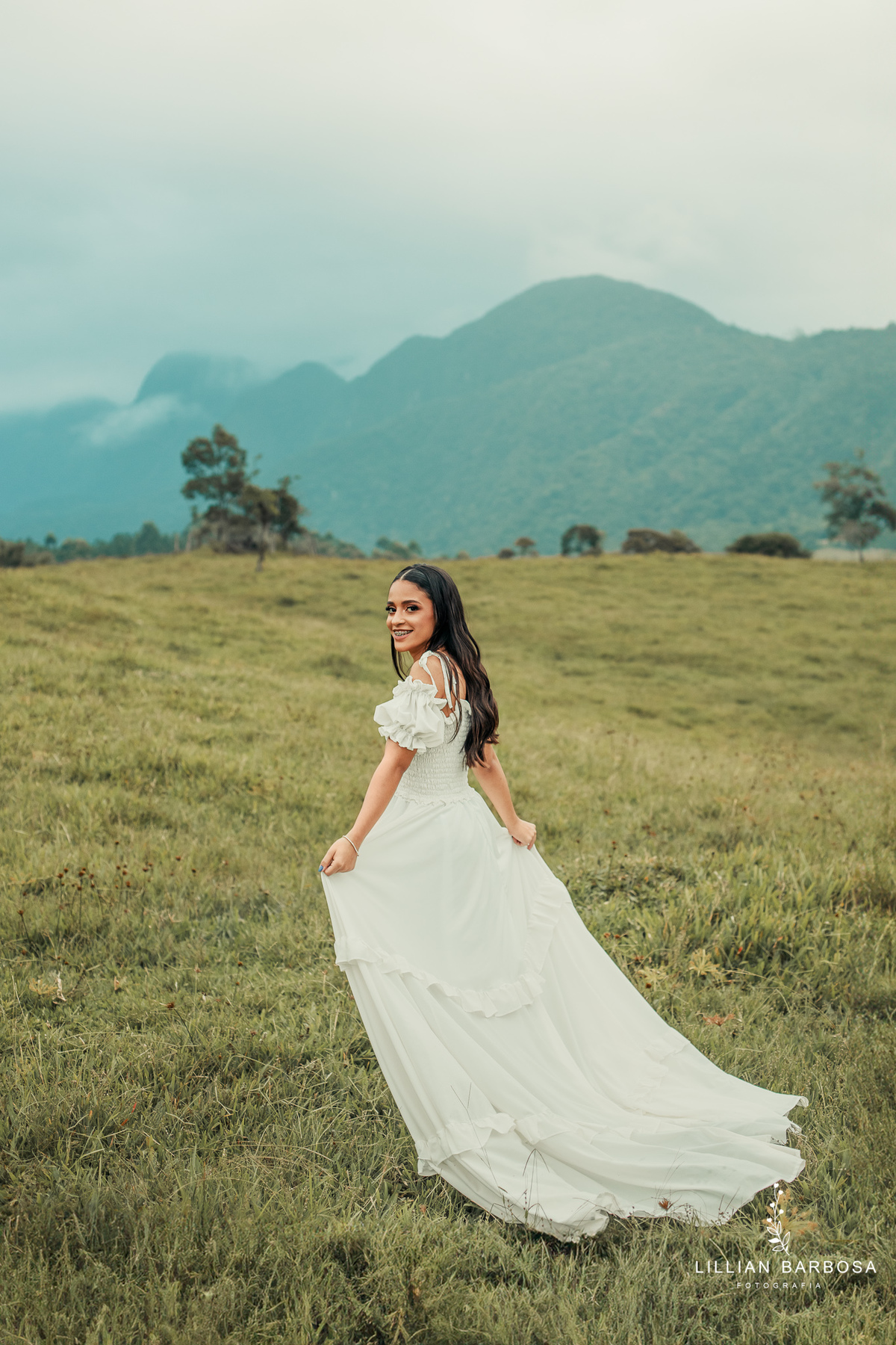 ensaio-de-quinze anos-ensaio-externo-em-lauro-muller-santa-catarina-vestido-vermelho-preto-branco-ensaio-no-estudio-da-lillian-barbosa-fotografia-fotografa-de-lauro-muller