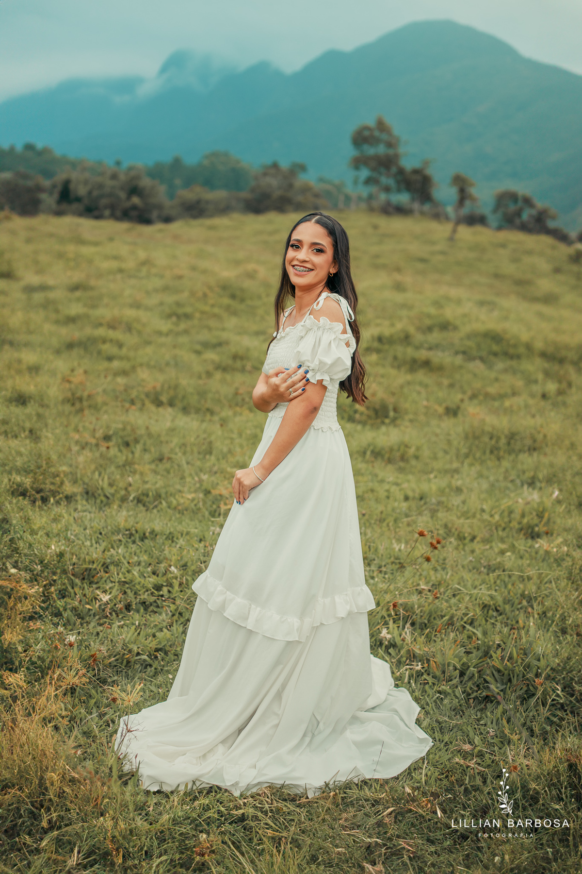 ensaio-de-quinze anos-ensaio-externo-em-lauro-muller-santa-catarina-vestido-vermelho-preto-branco-ensaio-no-estudio-da-lillian-barbosa-fotografia-fotografa-de-lauro-muller