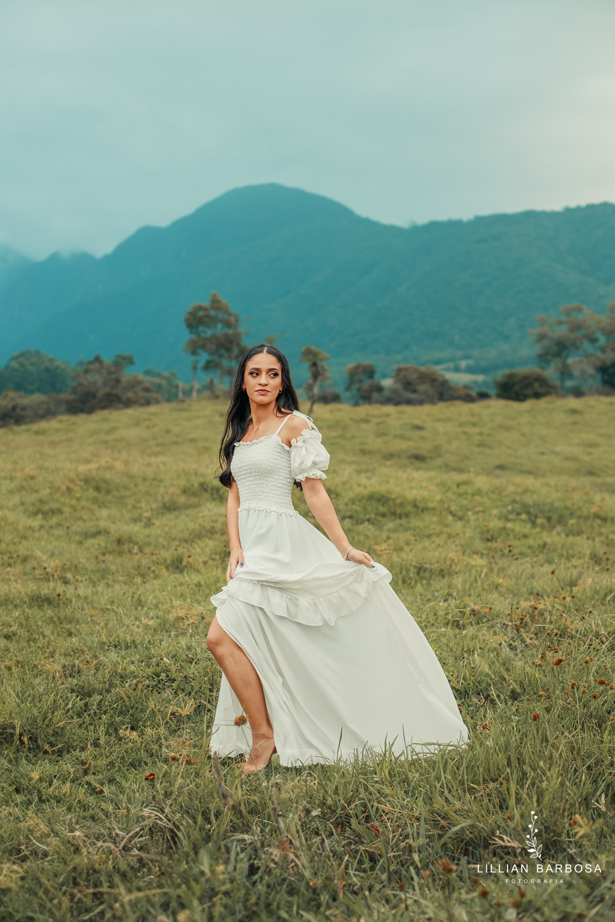 ensaio-de-quinze anos-ensaio-externo-em-lauro-muller-santa-catarina-vestido-vermelho-preto-branco-ensaio-no-estudio-da-lillian-barbosa-fotografia-fotografa-de-lauro-muller