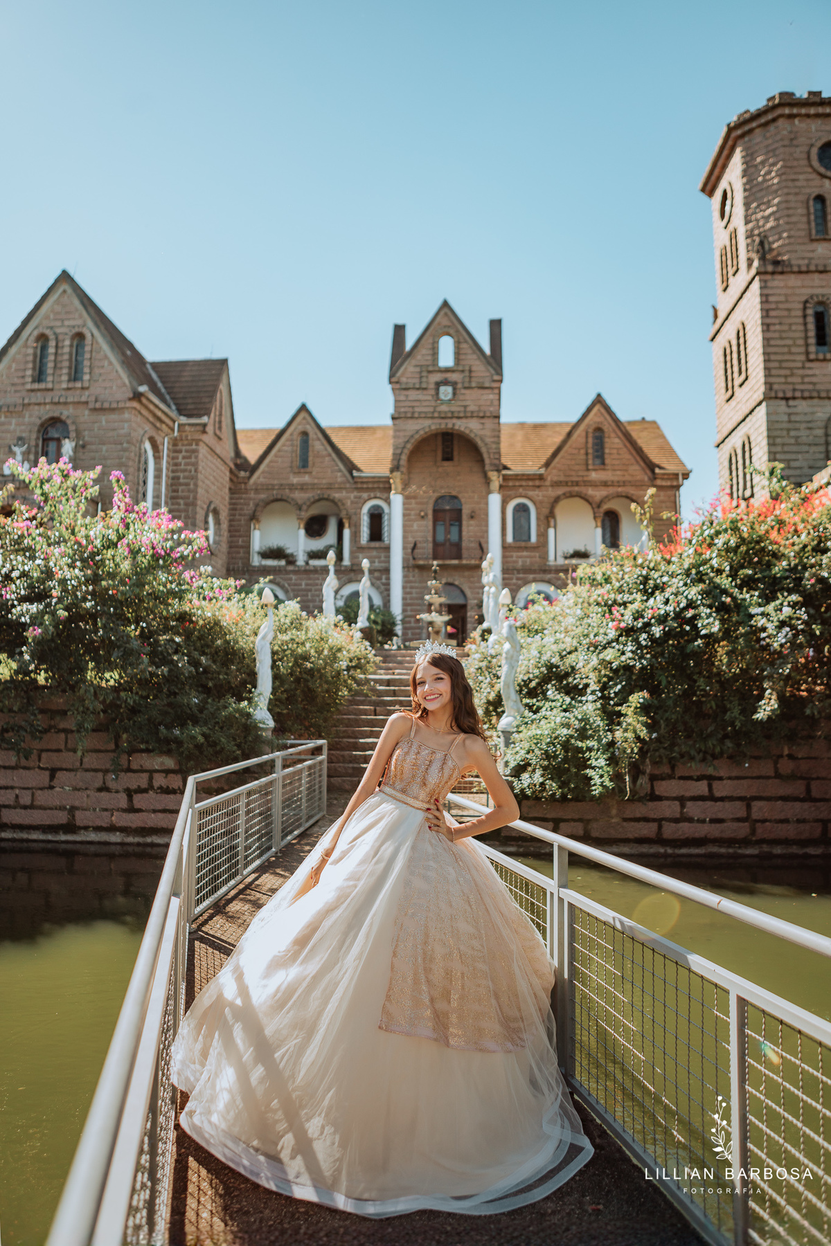 ensaio-de-quinze anos-ensaio-externo-em-treze-de-maio-santa-catarina-castelo-belvedere-ensaio-no-estudio-da-lillian-barbosa-fotografa-de-treze-de-maio-fotografia-fotografa-de-lauro-muller
