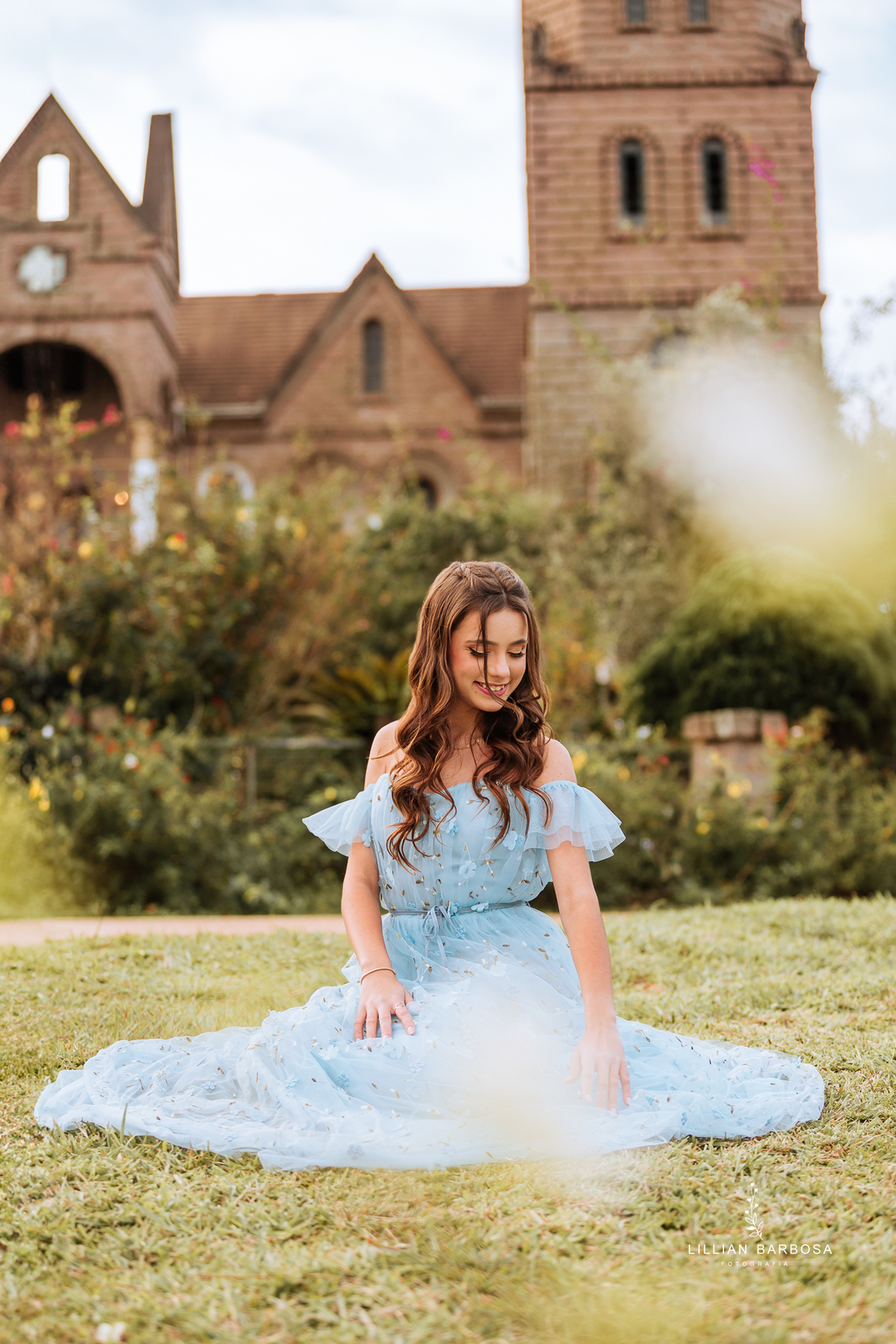 ensaio-de-quinze anos-ensaio-externo-em-treze-de-maio--castelo-belvedere-santa-catarina-vestido-rosa-vestido-azul-saia-de-bale-fotgrafa-de-treze-de-maio-lillian-barbosa-fotografia-fotografa-de-