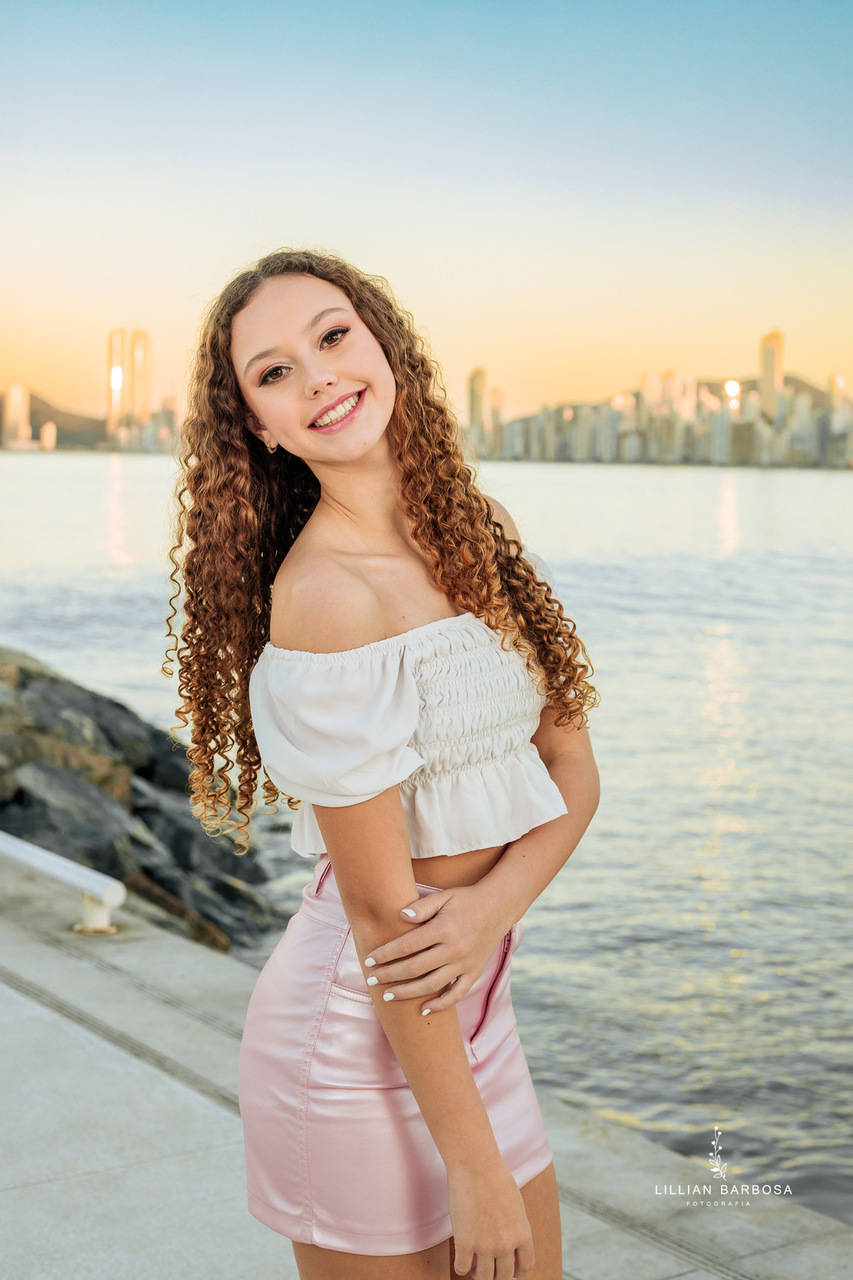 ensaio-de-quinze anos-ensaio-externo-em-balneario-camburiu-santa-catarina-vestido-rosa-vestido-preto-fotgrafa-de-treze-de-maio-lillian-barbosa-fotografia-fotografa-de-balneario-camburiu