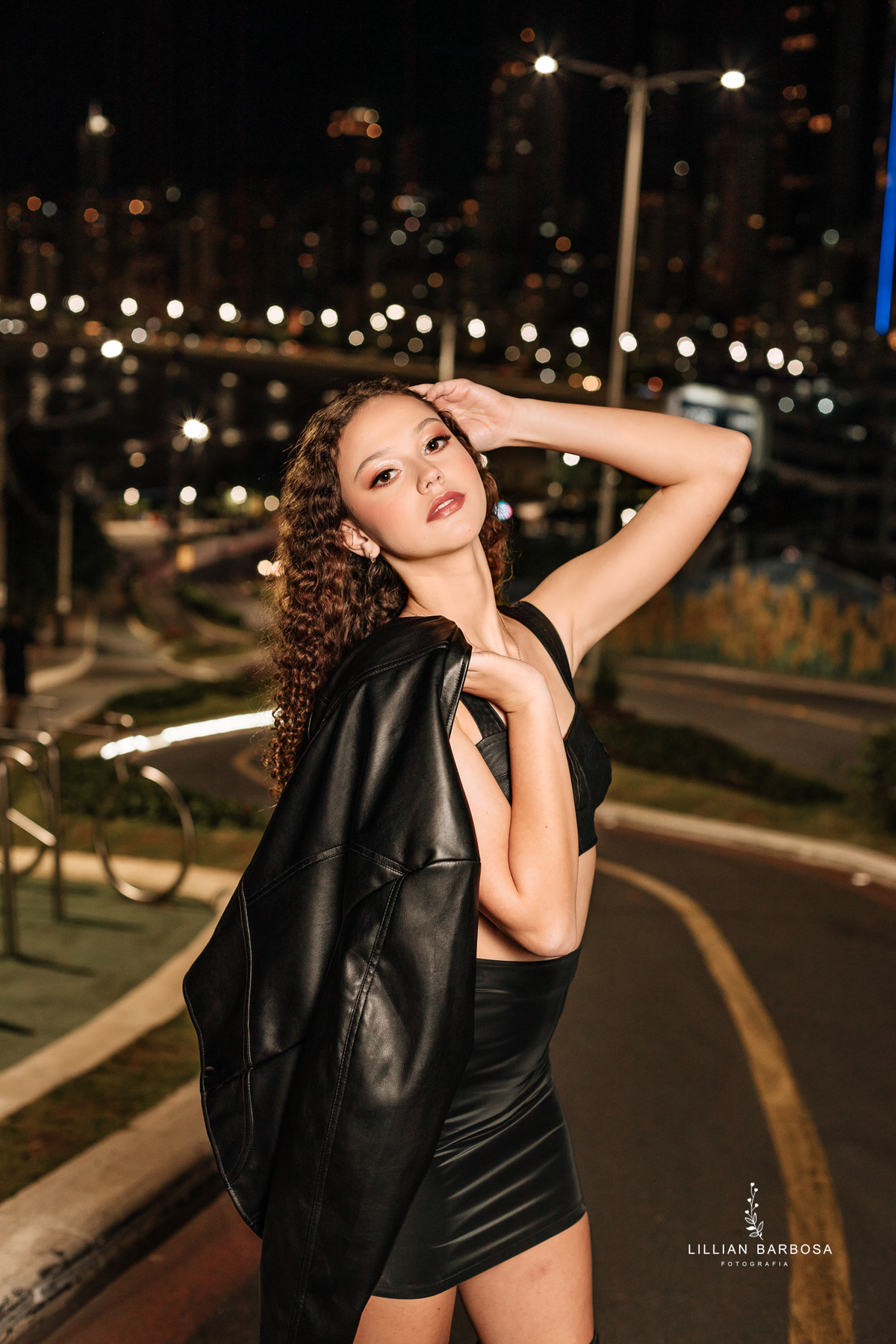 ensaio-de-quinze anos-ensaio-externo-em-balneario-camburiu-santa-catarina-vestido-rosa-vestido-preto-fotgrafa-de-treze-de-maio-lillian-barbosa-fotografia-fotografa-de-balneario-camburiu