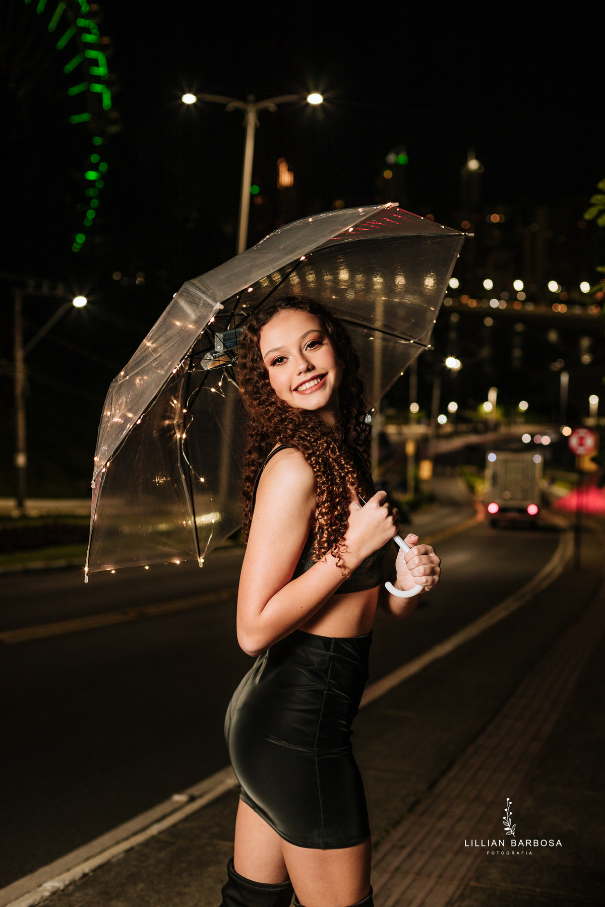 ensaio-de-quinze anos-ensaio-externo-em-balneario-camburiu-santa-catarina-vestido-rosa-vestido-preto-fotgrafa-de-treze-de-maio-lillian-barbosa-fotografia-fotografa-de-balneario-camburiu