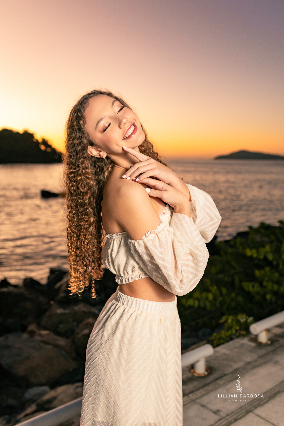 ensaio-de-quinze anos-ensaio-externo-em-balneario-camburiu-santa-catarina-vestido-rosa-vestido-preto-fotgrafa-de-treze-de-maio-lillian-barbosa-fotografia-fotografa-de-balneario-camburiu