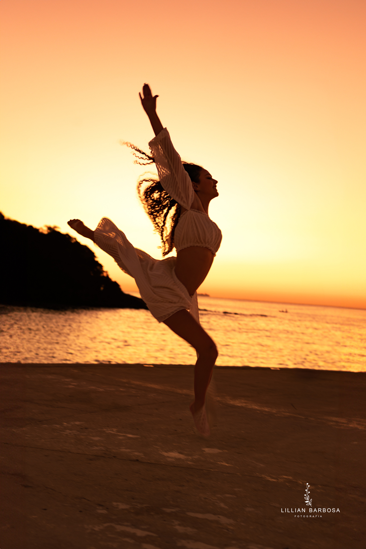 ensaio-de-quinze anos-ensaio-externo-em-balneario-camburiu-santa-catarina-vestido-rosa-vestido-preto-fotgrafa-de-treze-de-maio-lillian-barbosa-fotografia-fotografa-de-balneario-camburiu