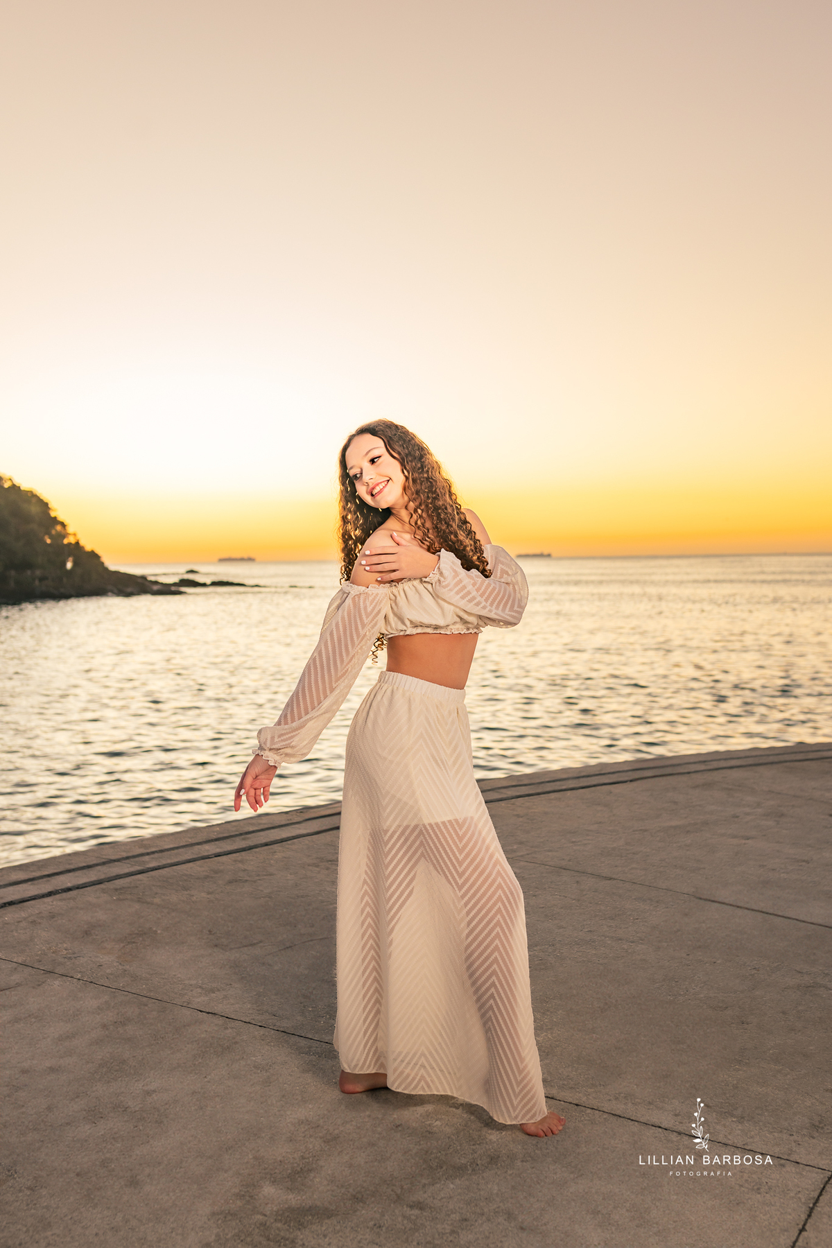 ensaio-de-quinze anos-ensaio-externo-em-balneario-camburiu-santa-catarina-vestido-rosa-vestido-preto-fotgrafa-de-treze-de-maio-lillian-barbosa-fotografia-fotografa-de-balneario-camburiu