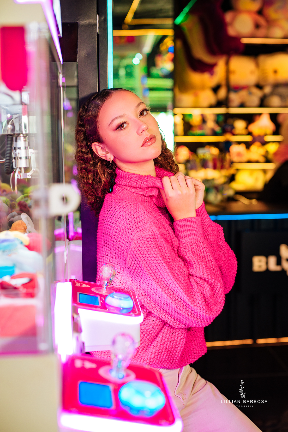 ensaio-de-quinze anos-ensaio-externo-em-balneario-camburiu-santa-catarina-vestido-rosa-vestido-preto-fotgrafa-de-treze-de-maio-lillian-barbosa-fotografia-fotografa-de-balneario-camburiu