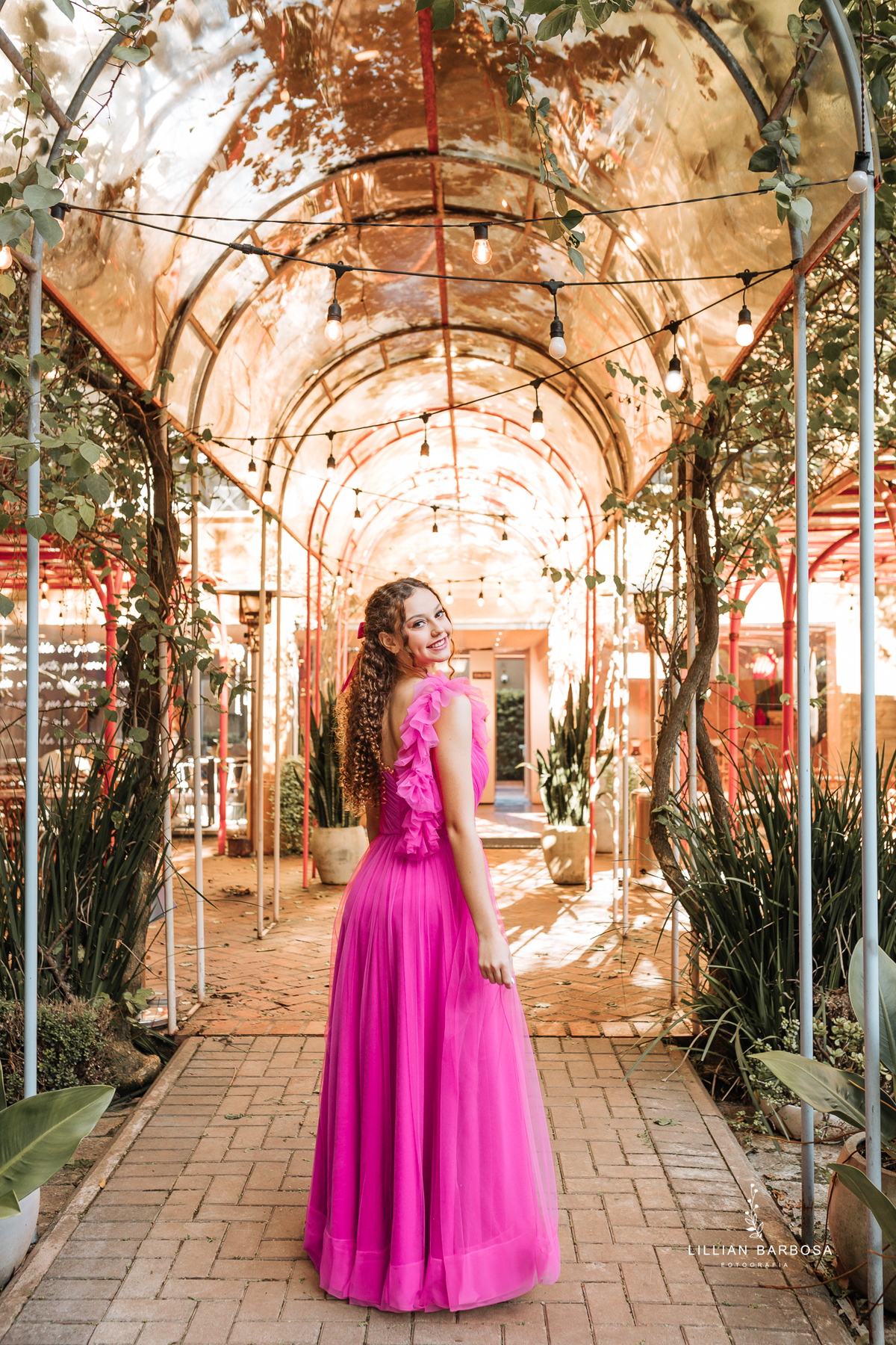 ensaio-de-quinze anos-ensaio-externo-em-balneario-camburiu-santa-catarina-vestido-rosa-vestido-preto-fotgrafa-de-treze-de-maio-lillian-barbosa-fotografia-fotografa-de-balneario-camburiu