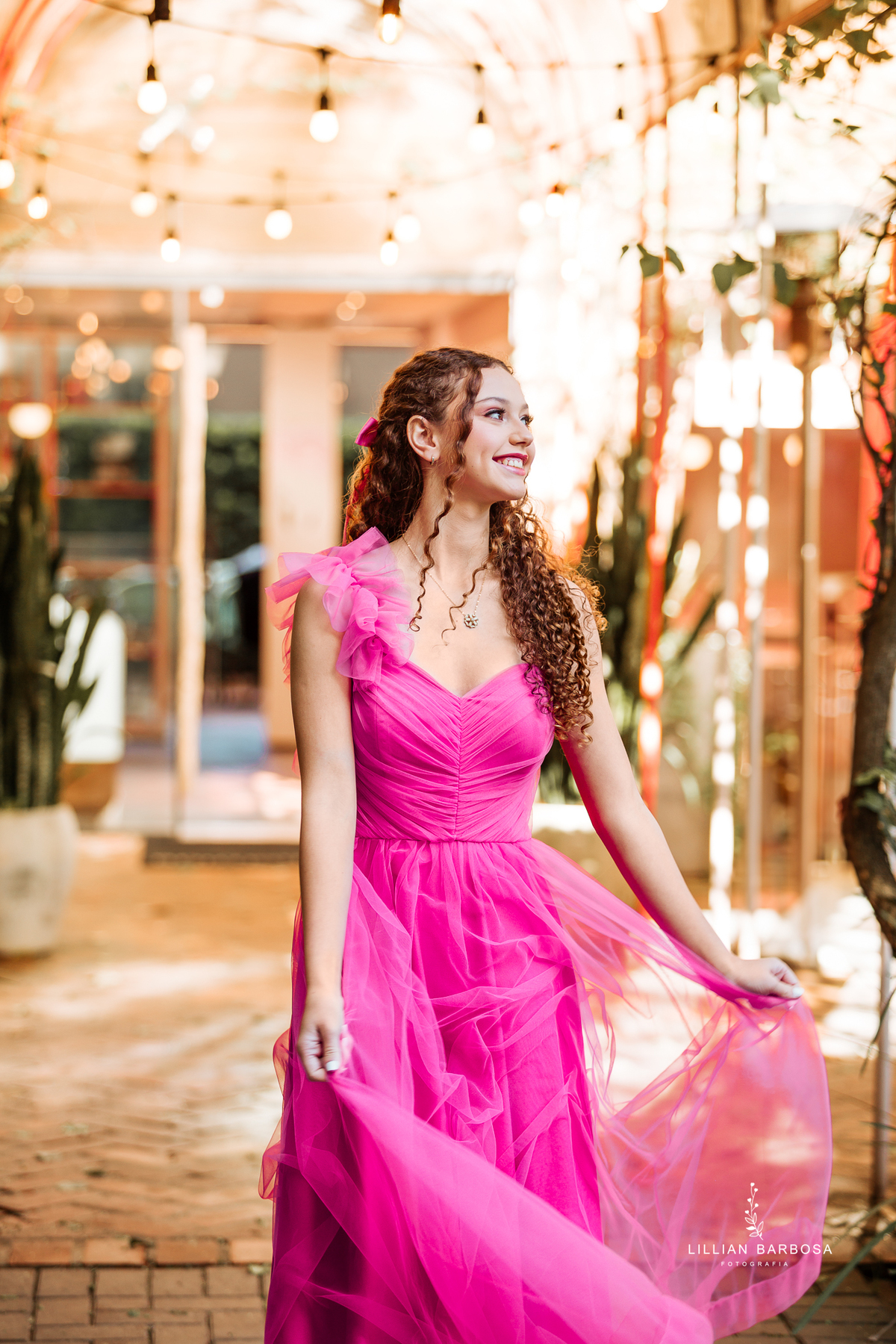 ensaio-de-quinze anos-ensaio-externo-em-balneario-camburiu-santa-catarina-vestido-rosa-vestido-preto-fotgrafa-de-treze-de-maio-lillian-barbosa-fotografia-fotografa-de-balneario-camburiu