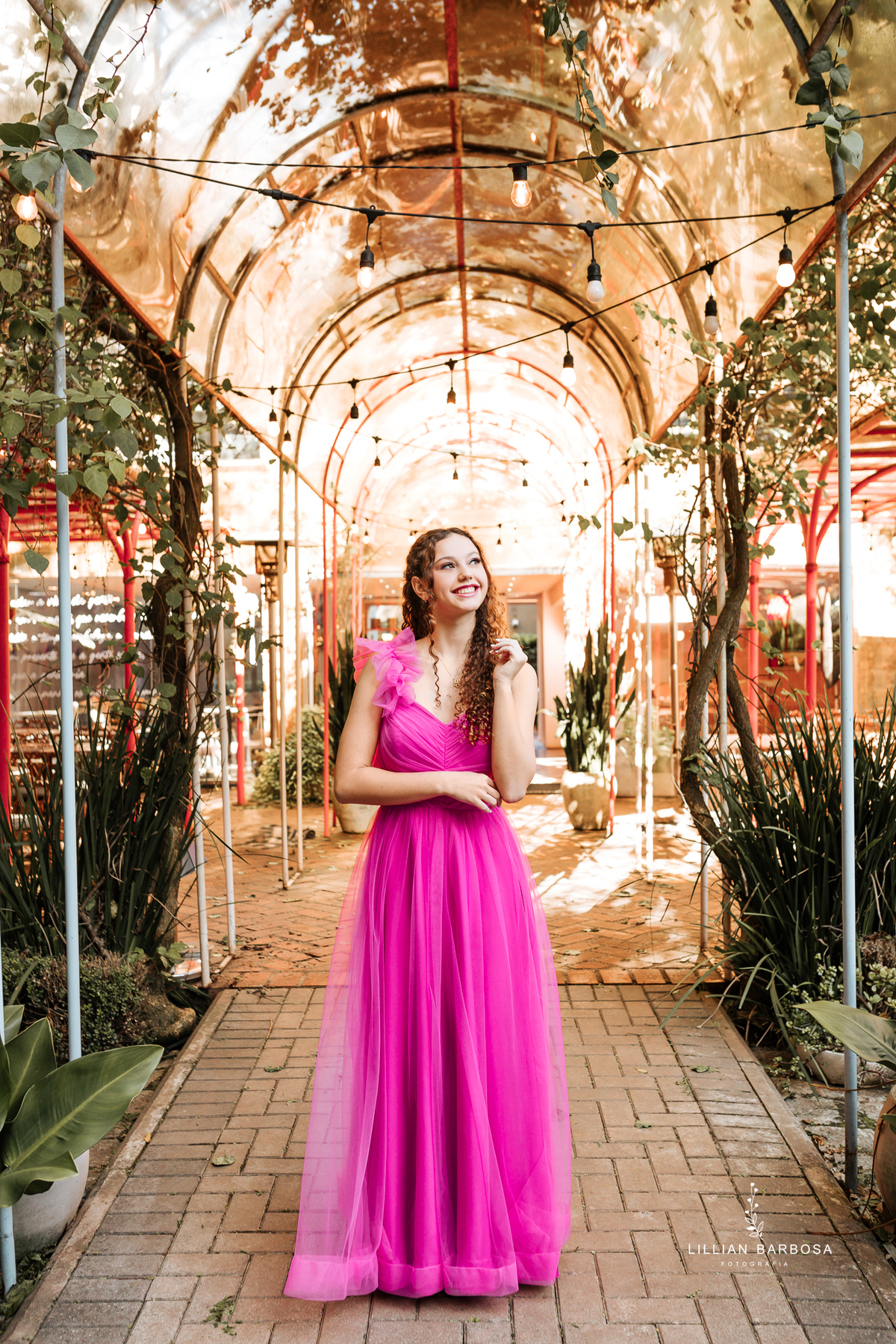 ensaio-de-quinze anos-ensaio-externo-em-balneario-camburiu-santa-catarina-vestido-rosa-vestido-preto-fotgrafa-de-treze-de-maio-lillian-barbosa-fotografia-fotografa-de-balneario-camburiu