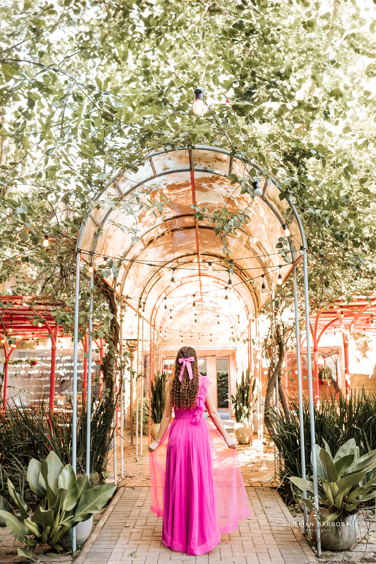 ensaio-de-quinze anos-ensaio-externo-em-balneario-camburiu-santa-catarina-vestido-rosa-vestido-preto-fotgrafa-de-treze-de-maio-lillian-barbosa-fotografia-fotografa-de-balneario-camburiu