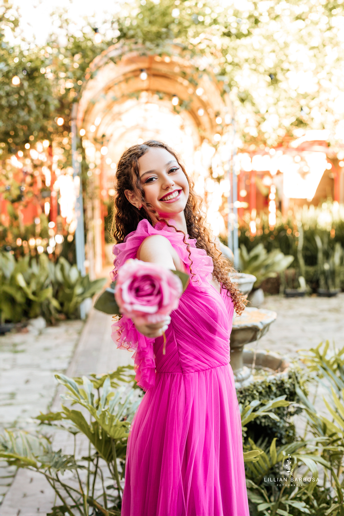 ensaio-de-quinze anos-ensaio-externo-em-balneario-camburiu-santa-catarina-vestido-rosa-vestido-preto-fotgrafa-de-treze-de-maio-lillian-barbosa-fotografia-fotografa-de-balneario-camburiu