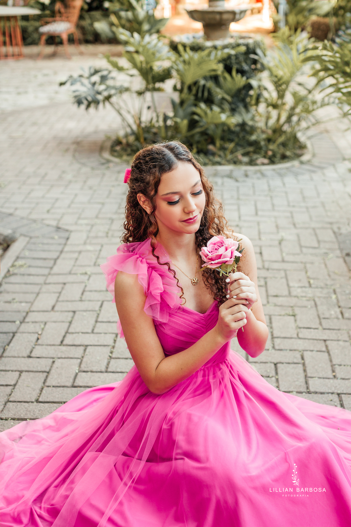 ensaio-de-quinze anos-ensaio-externo-em-balneario-camburiu-santa-catarina-vestido-rosa-vestido-preto-fotgrafa-de-treze-de-maio-lillian-barbosa-fotografia-fotografa-de-balneario-camburiu