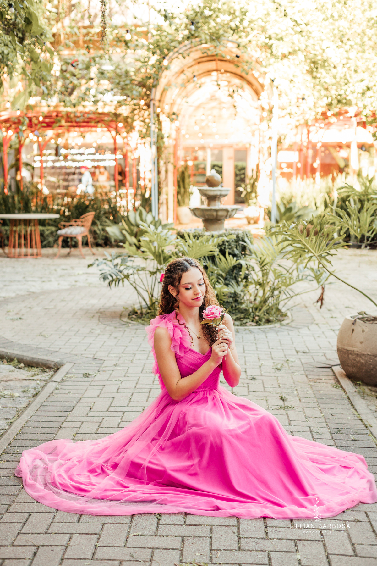 ensaio-de-quinze anos-ensaio-externo-em-balneario-camburiu-santa-catarina-vestido-rosa-vestido-preto-fotgrafa-de-treze-de-maio-lillian-barbosa-fotografia-fotografa-de-balneario-camburiu