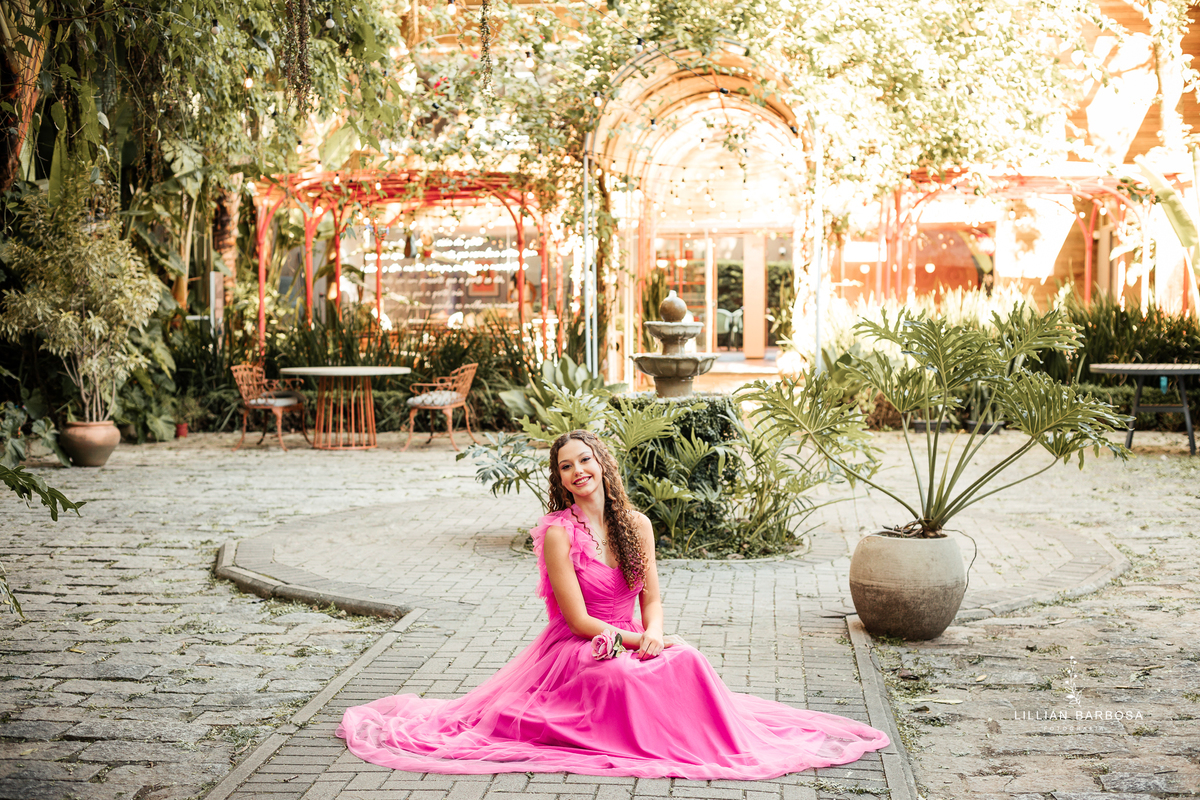 ensaio-de-quinze anos-ensaio-externo-em-balneario-camburiu-santa-catarina-vestido-rosa-vestido-preto-fotgrafa-de-treze-de-maio-lillian-barbosa-fotografia-fotografa-de-balneario-camburiu
