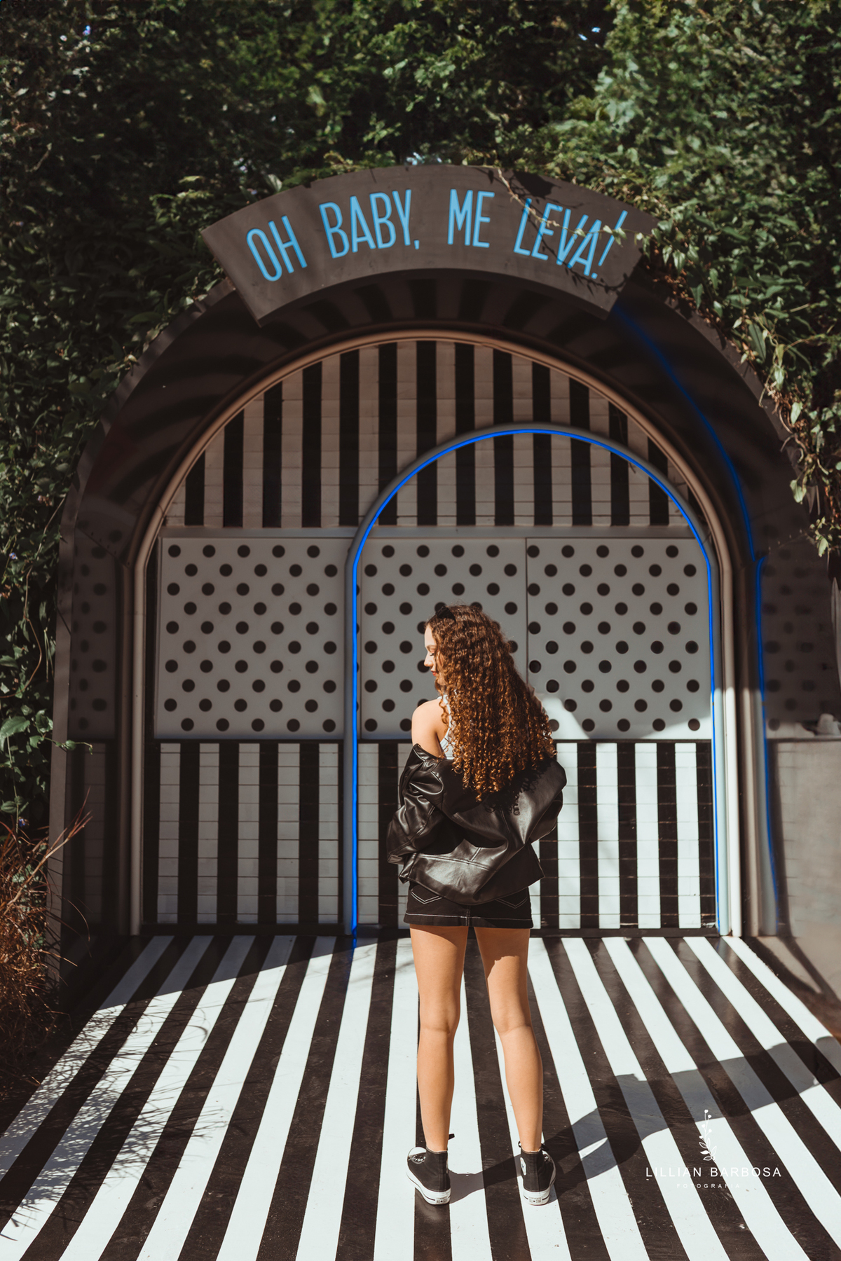 ensaio-de-quinze anos-ensaio-externo-em-balneario-camburiu-santa-catarina-vestido-rosa-vestido-preto-fotgrafa-de-treze-de-maio-lillian-barbosa-fotografia-fotografa-de-balneario-camburiu