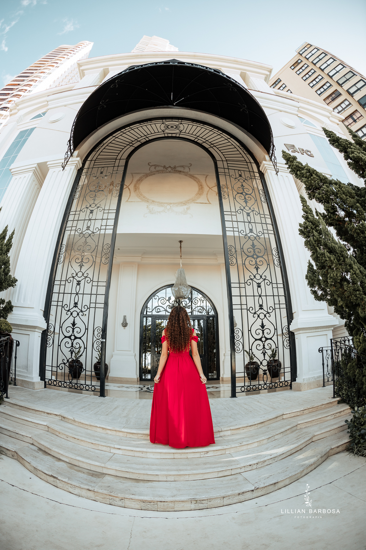 ensaio-de-quinze anos-ensaio-externo-em-balneario-camburiu-santa-catarina-vestido-rosa-vestido-preto-fotgrafa-de-treze-de-maio-lillian-barbosa-fotografia-fotografa-de-balneario-camburiu