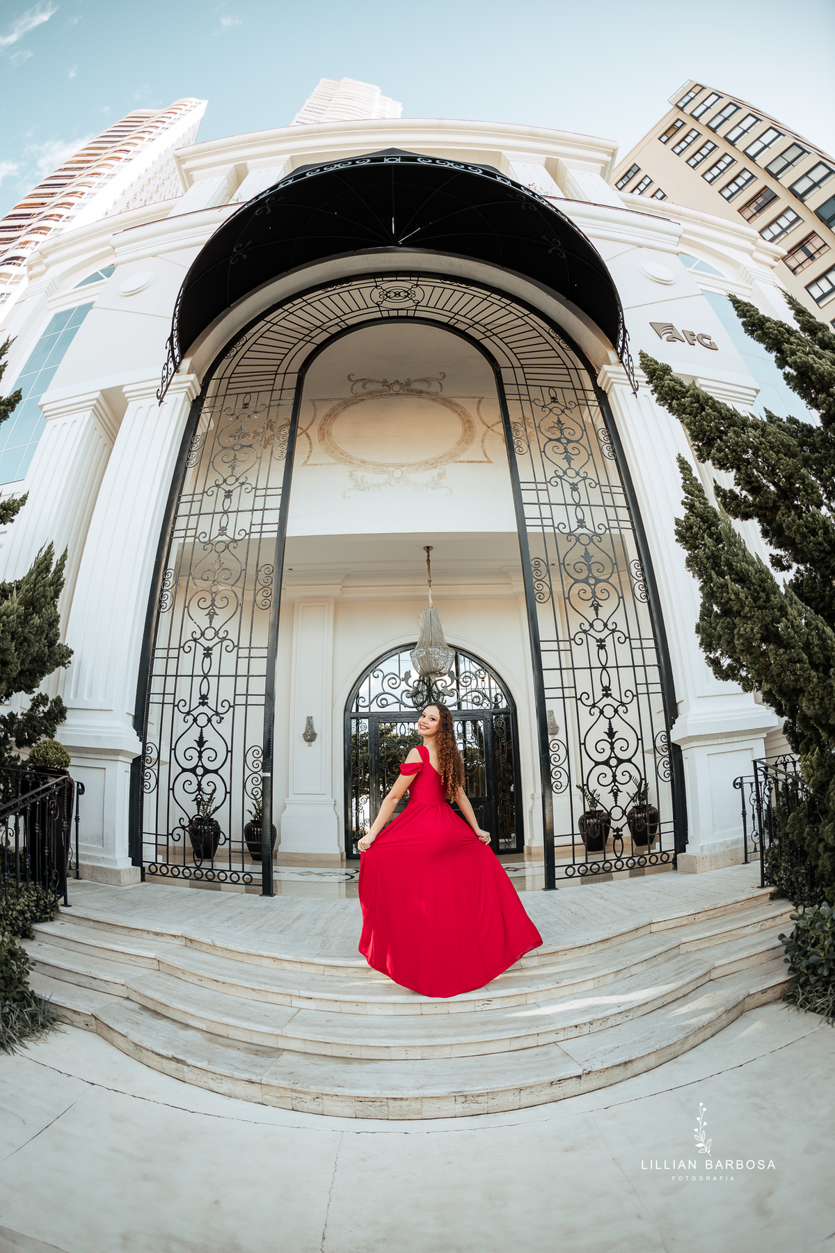 ensaio-de-quinze anos-ensaio-externo-em-balneario-camburiu-santa-catarina-vestido-rosa-vestido-preto-fotgrafa-de-treze-de-maio-lillian-barbosa-fotografia-fotografa-de-balneario-camburiu