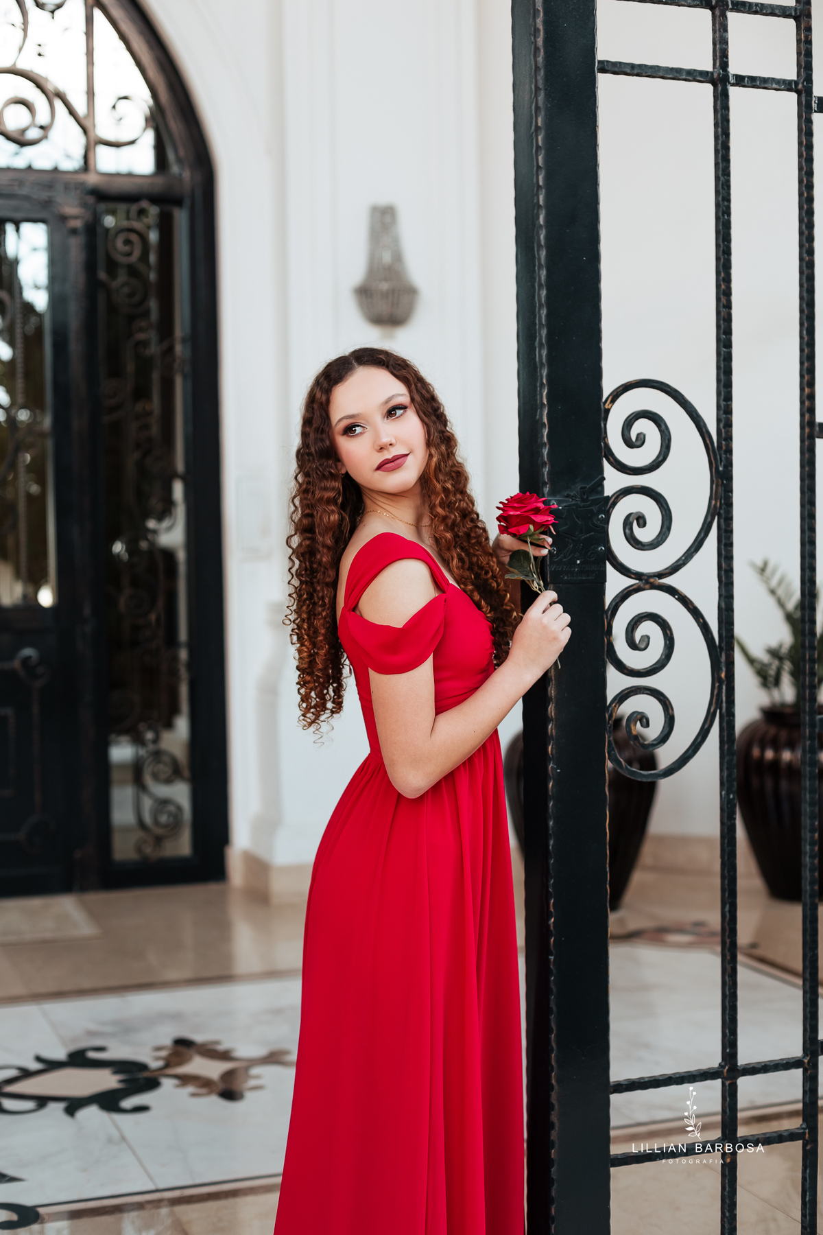 ensaio-de-quinze anos-ensaio-externo-em-balneario-camburiu-santa-catarina-vestido-rosa-vestido-preto-fotgrafa-de-treze-de-maio-lillian-barbosa-fotografia-fotografa-de-balneario-camburiu