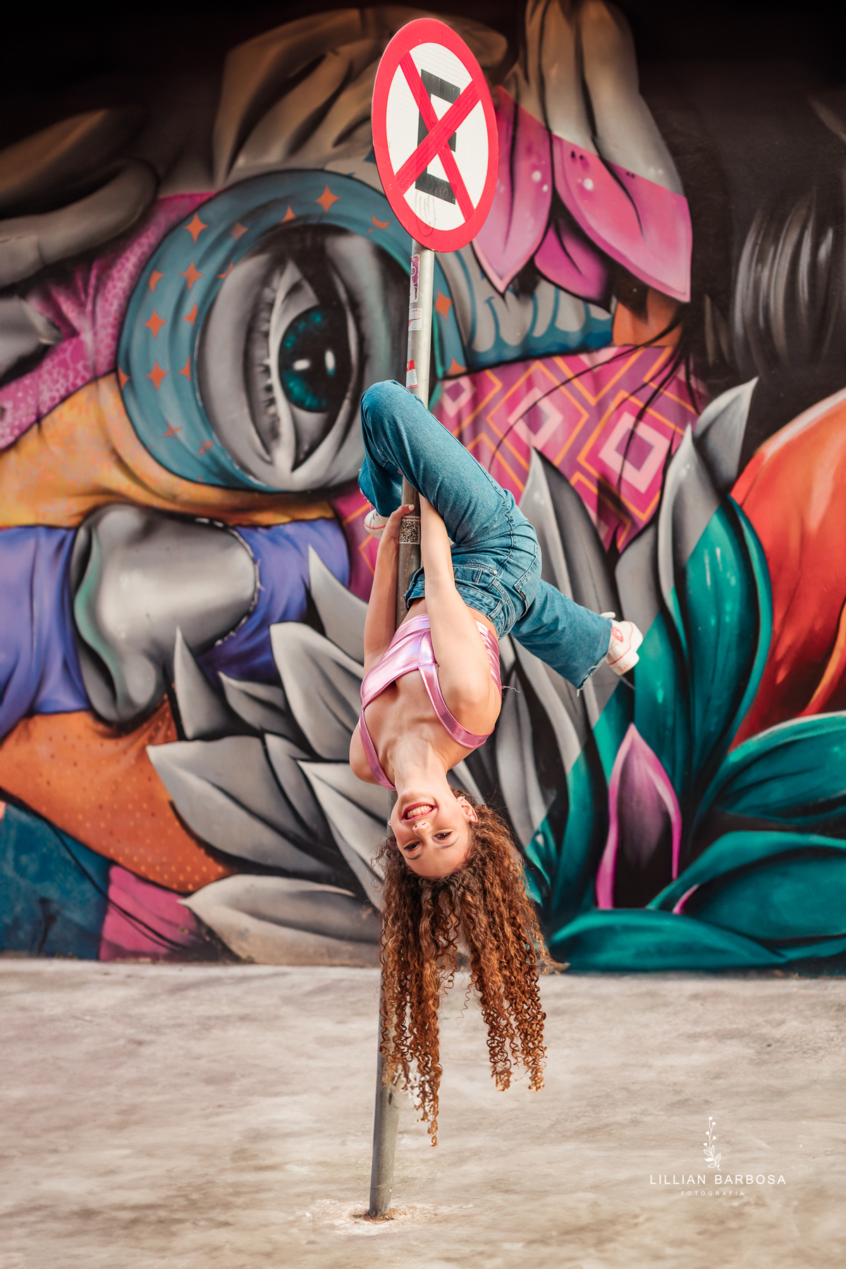 ensaio-de-quinze anos-ensaio-externo-em-balneario-camburiu-santa-catarina-vestido-rosa-vestido-preto-fotgrafa-de-treze-de-maio-lillian-barbosa-fotografia-fotografa-de-balneario-camburiu