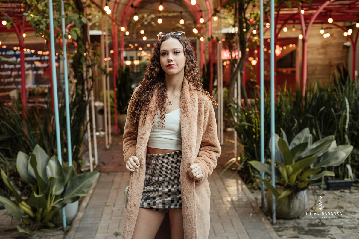 ensaio-de-quinze anos-ensaio-externo-em-balneario-camburiu-santa-catarina-vestido-rosa-vestido-preto-fotgrafa-de-treze-de-maio-lillian-barbosa-fotografia-fotografa-de-balneario-camburiu