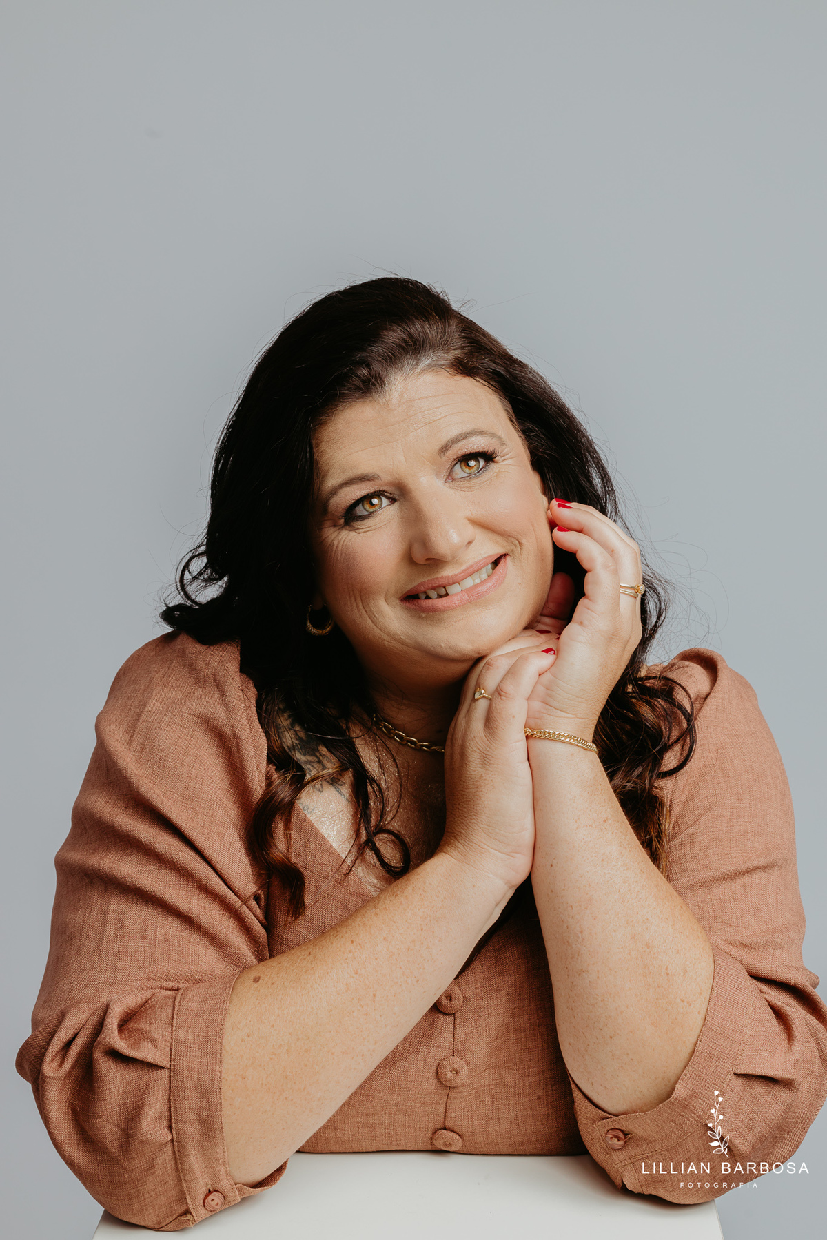 ensaio-pessoal-ensaio-de-aniversario-fotos-de-quarenta-anos-vestido-marrom-baloes-cortina-prata-estudio-lillian-barbosa-fotografa-de-lauro-muller-