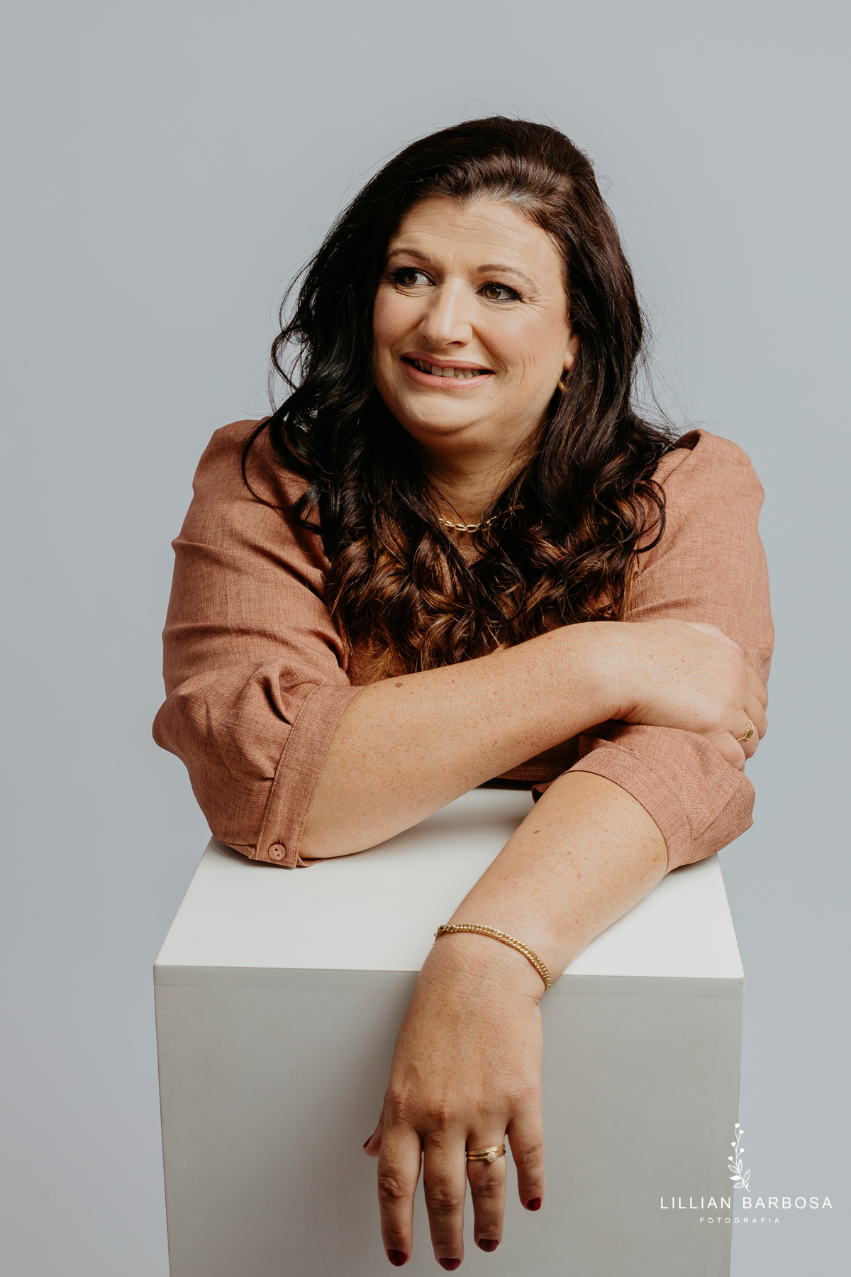 ensaio-pessoal-ensaio-de-aniversario-fotos-de-quarenta-anos-vestido-marrom-baloes-cortina-prata-estudio-lillian-barbosa-fotografa-de-lauro-muller-