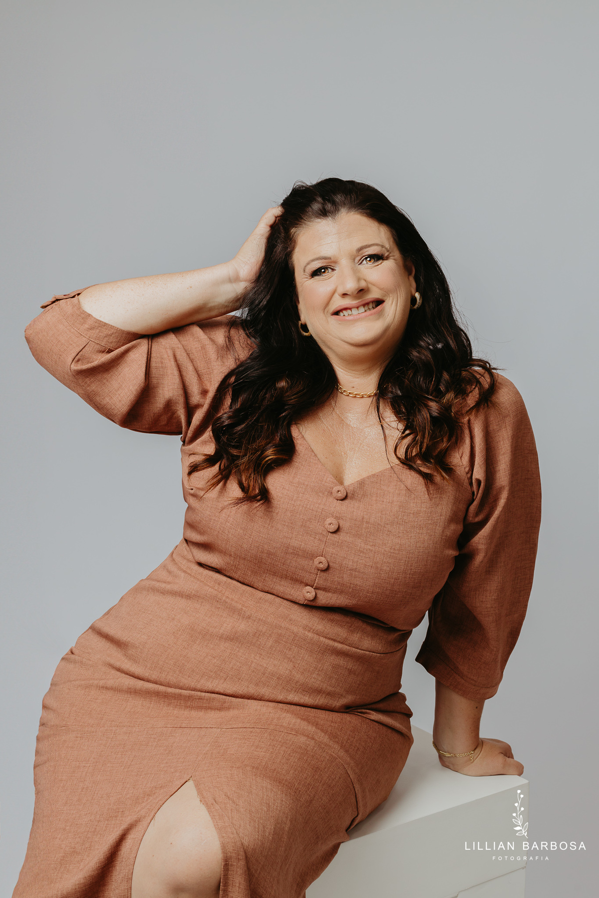 ensaio-pessoal-ensaio-de-aniversario-fotos-de-quarenta-anos-vestido-marrom-baloes-cortina-prata-estudio-lillian-barbosa-fotografa-de-lauro-muller-