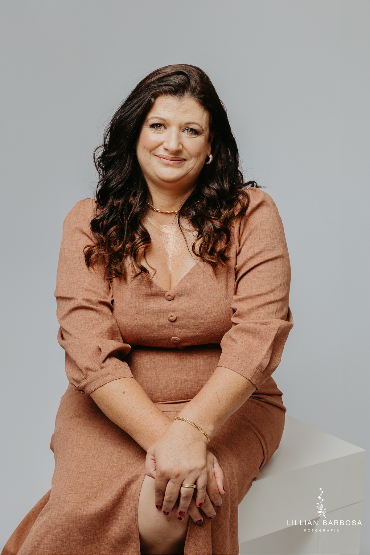 ensaio-pessoal-ensaio-de-aniversario-fotos-de-quarenta-anos-vestido-marrom-baloes-cortina-prata-estudio-lillian-barbosa-fotografa-de-lauro-muller-