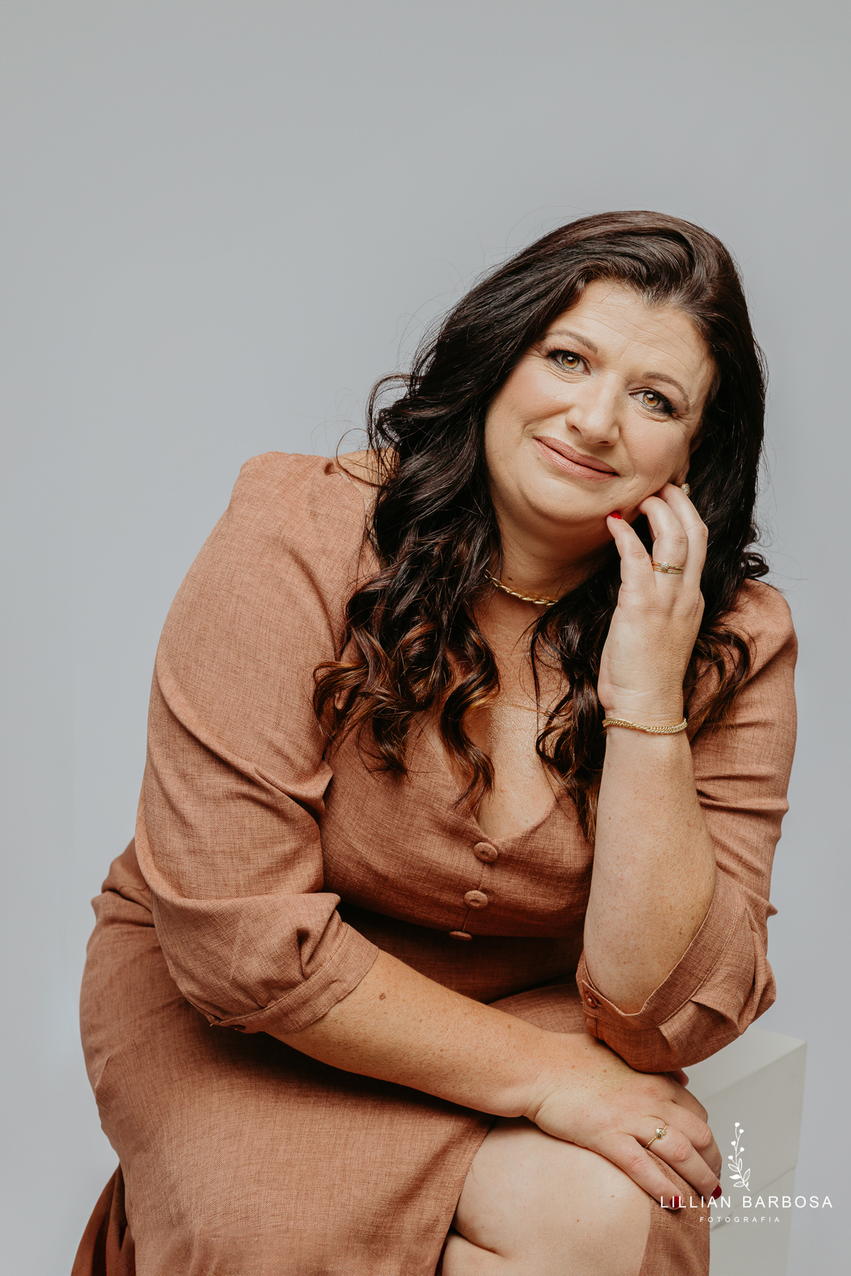 ensaio-pessoal-ensaio-de-aniversario-fotos-de-quarenta-anos-vestido-marrom-baloes-cortina-prata-estudio-lillian-barbosa-fotografa-de-lauro-muller-