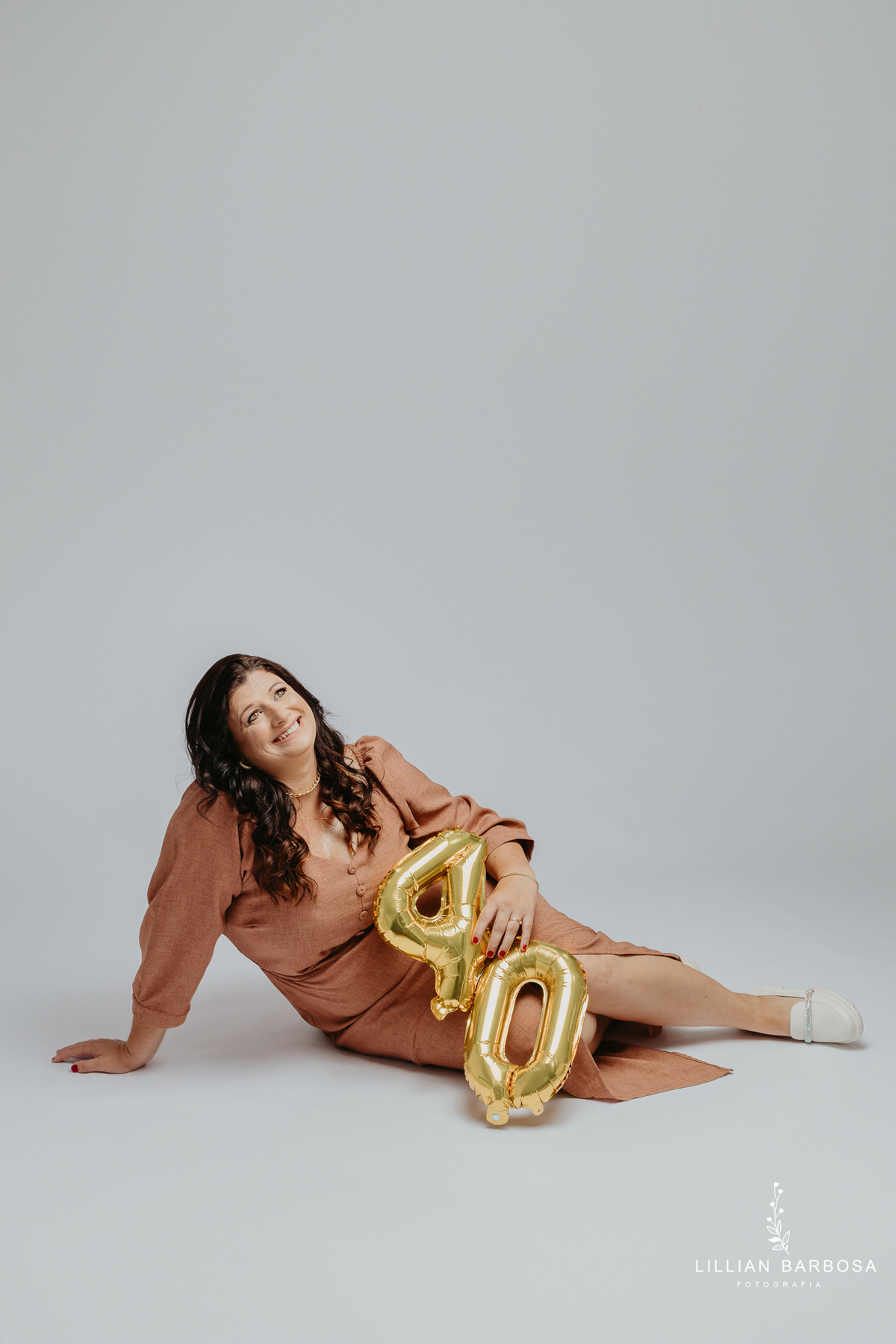 ensaio-pessoal-ensaio-de-aniversario-fotos-de-quarenta-anos-vestido-marrom-baloes-cortina-prata-estudio-lillian-barbosa-fotografa-de-lauro-muller-