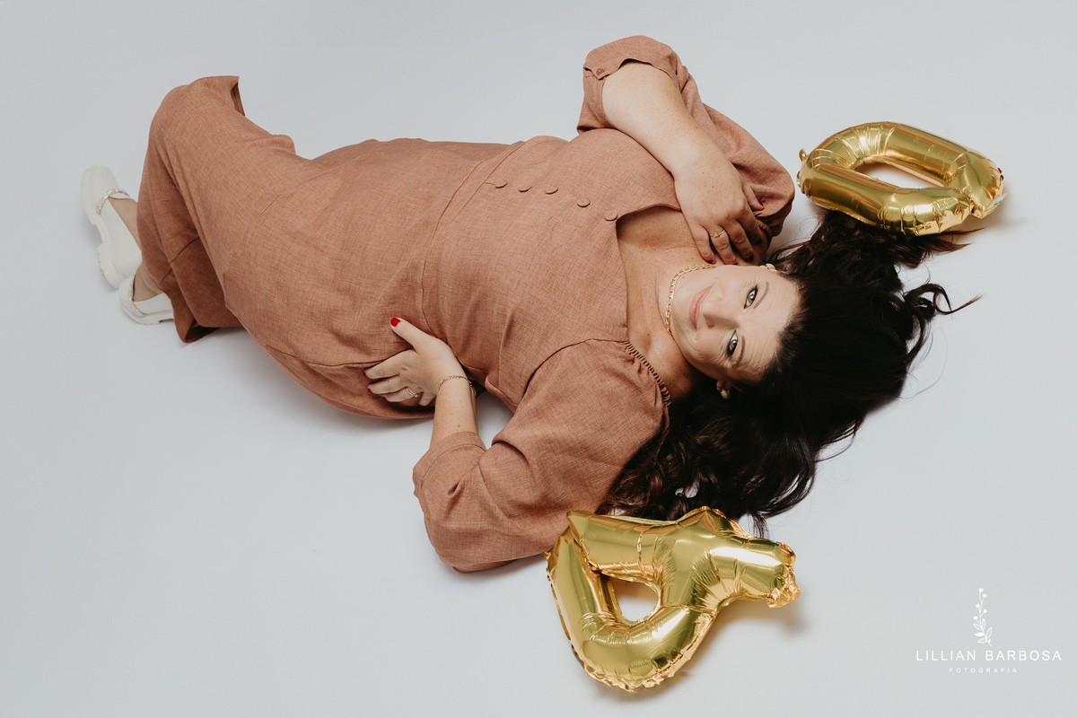 ensaio-pessoal-ensaio-de-aniversario-fotos-de-quarenta-anos-vestido-marrom-baloes-cortina-prata-estudio-lillian-barbosa-fotografa-de-lauro-muller-
