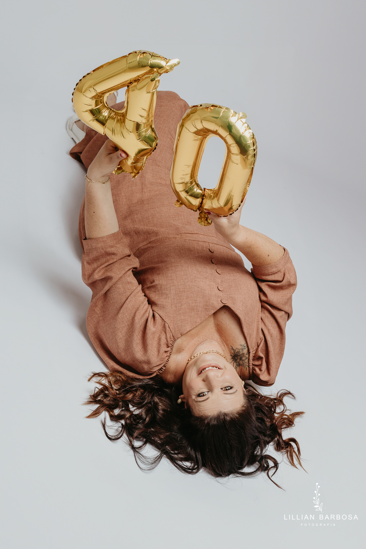ensaio-pessoal-ensaio-de-aniversario-fotos-de-quarenta-anos-vestido-marrom-baloes-cortina-prata-estudio-lillian-barbosa-fotografa-de-lauro-muller-