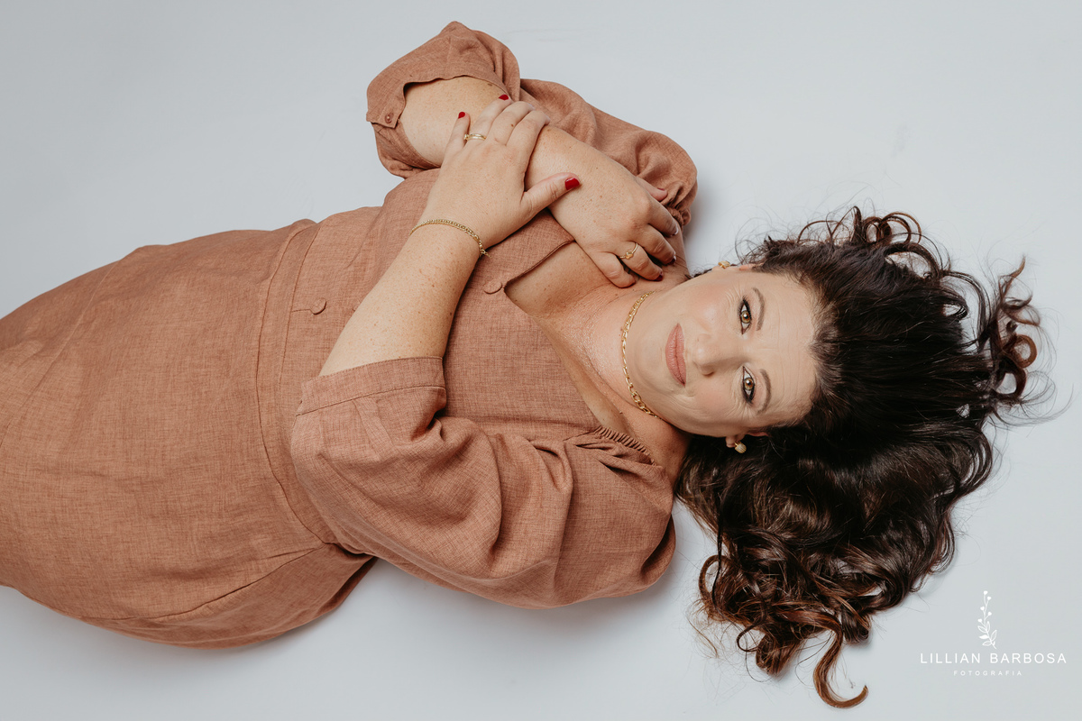 ensaio-pessoal-ensaio-de-aniversario-fotos-de-quarenta-anos-vestido-marrom-baloes-cortina-prata-estudio-lillian-barbosa-fotografa-de-lauro-muller-