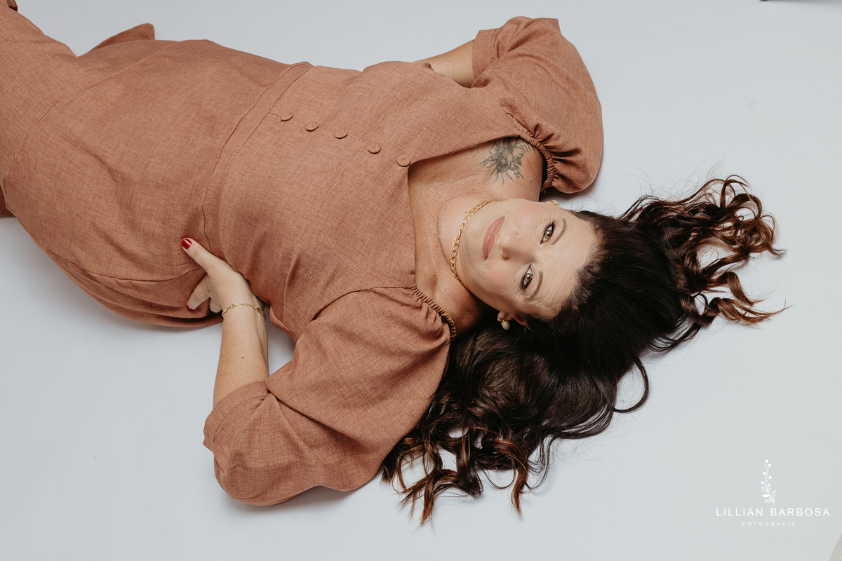 ensaio-pessoal-ensaio-de-aniversario-fotos-de-quarenta-anos-vestido-marrom-baloes-cortina-prata-estudio-lillian-barbosa-fotografa-de-lauro-muller-
