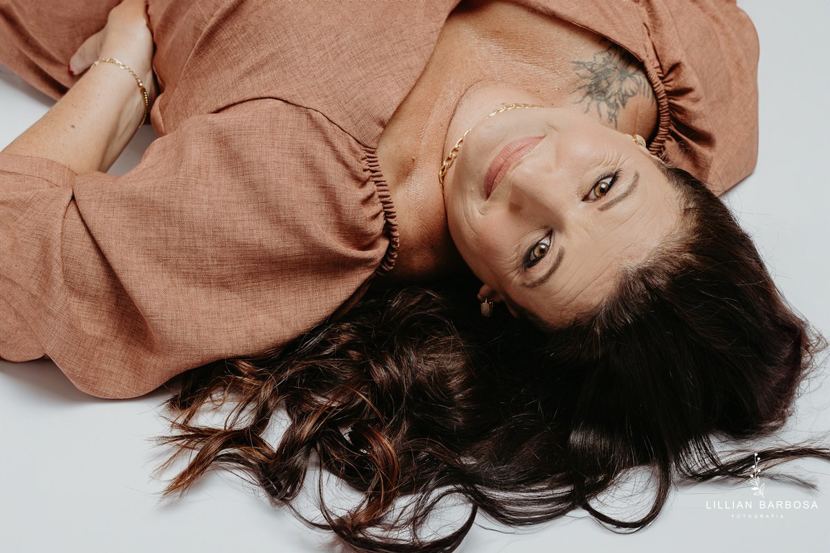 ensaio-pessoal-ensaio-de-aniversario-fotos-de-quarenta-anos-vestido-marrom-baloes-cortina-prata-estudio-lillian-barbosa-fotografa-de-lauro-muller-