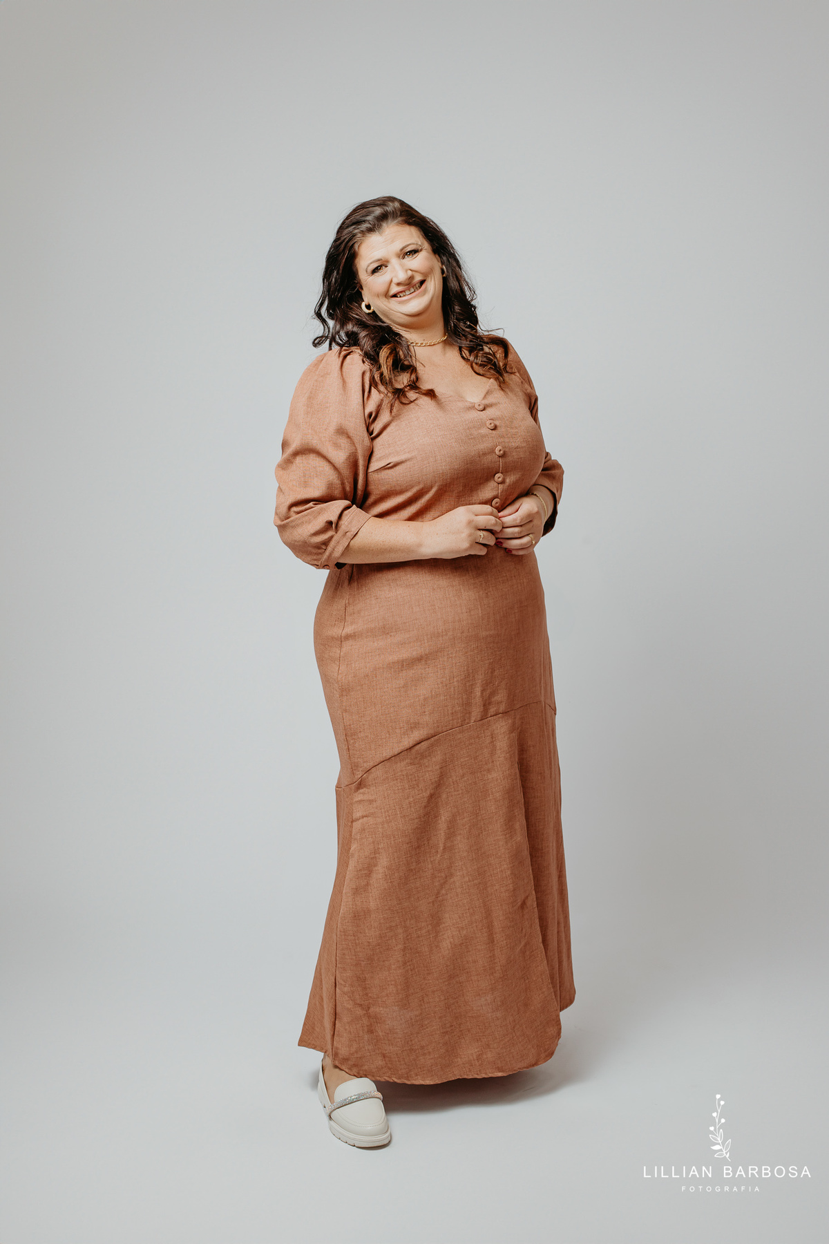 ensaio-pessoal-ensaio-de-aniversario-fotos-de-quarenta-anos-vestido-marrom-baloes-cortina-prata-estudio-lillian-barbosa-fotografa-de-lauro-muller-