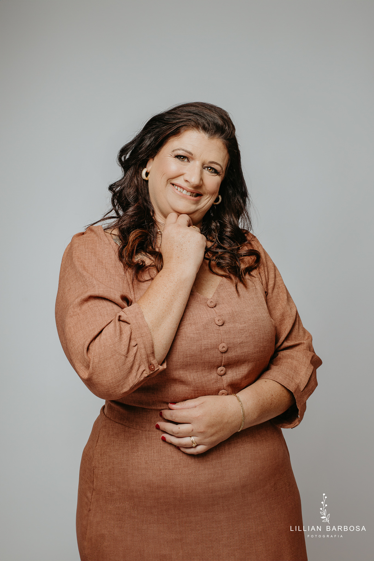 ensaio-pessoal-ensaio-de-aniversario-fotos-de-quarenta-anos-vestido-marrom-baloes-cortina-prata-estudio-lillian-barbosa-fotografa-de-lauro-muller-