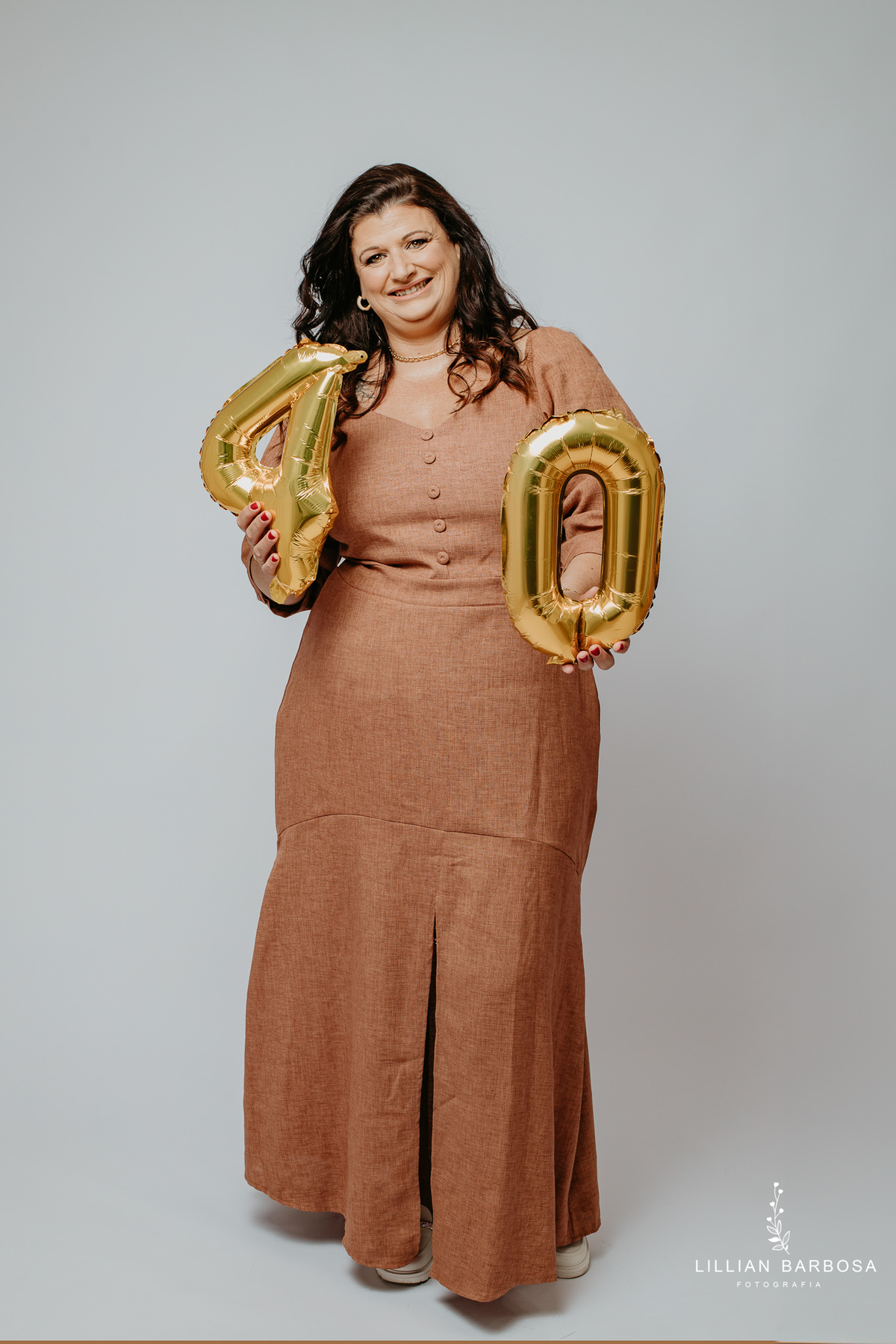ensaio-pessoal-ensaio-de-aniversario-fotos-de-quarenta-anos-vestido-marrom-baloes-cortina-prata-estudio-lillian-barbosa-fotografa-de-lauro-muller-