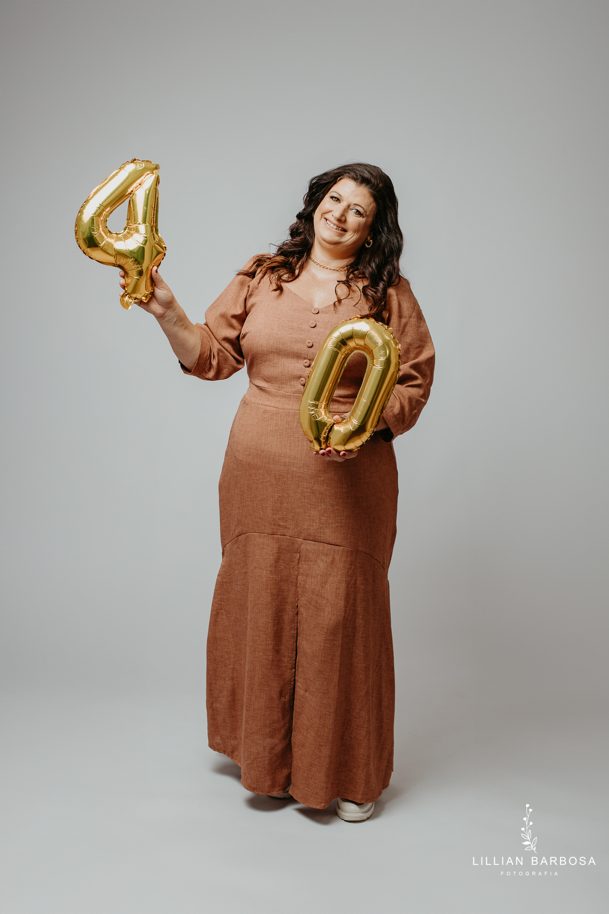 ensaio-pessoal-ensaio-de-aniversario-fotos-de-quarenta-anos-vestido-marrom-baloes-cortina-prata-estudio-lillian-barbosa-fotografa-de-lauro-muller-
