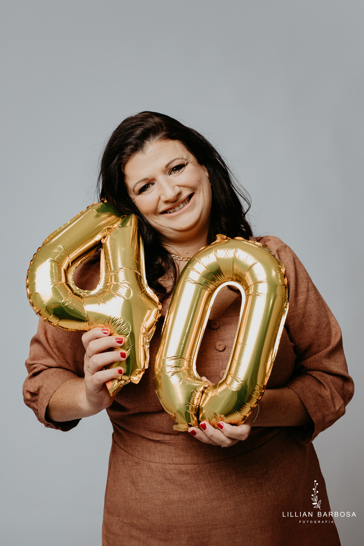 ensaio-pessoal-ensaio-de-aniversario-fotos-de-quarenta-anos-vestido-marrom-baloes-cortina-prata-estudio-lillian-barbosa-fotografa-de-lauro-muller-