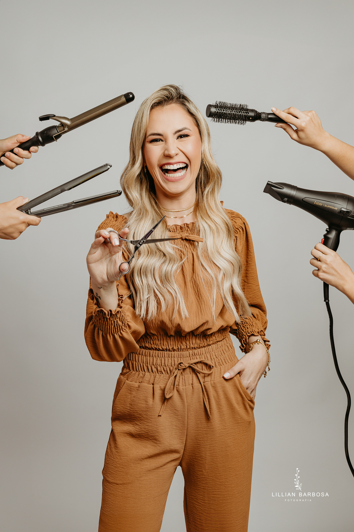 ensaio-pessoal-ensaio-de-aniversario-fotos-de-trinta-anos-vestido-preto-e-brilho-baloes-cortina-prata-estudio-lillian-barbosa-fotografa-de-lauro-muller-

