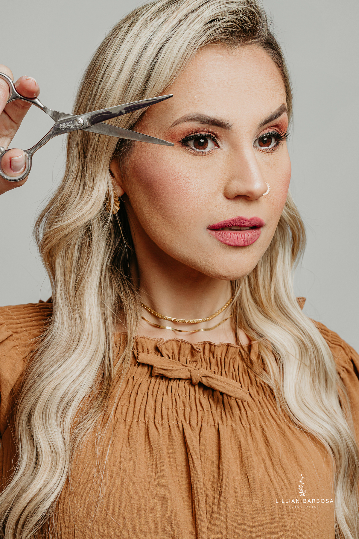 ensaio-pessoal-ensaio-de-aniversario-fotos-de-trinta-anos-vestido-preto-e-brilho-baloes-cortina-prata-estudio-lillian-barbosa-fotografa-de-lauro-muller-

