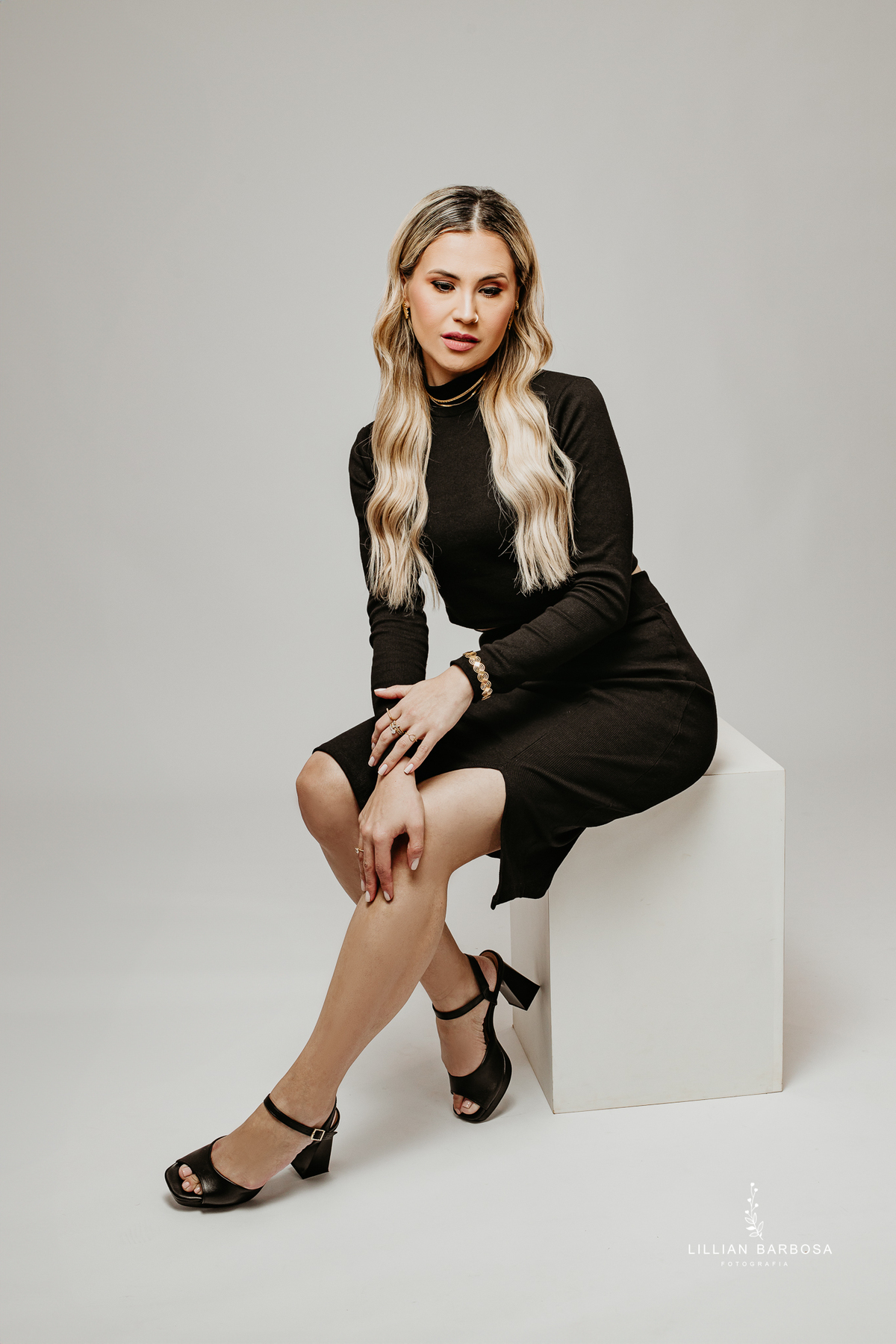 ensaio-pessoal-ensaio-de-aniversario-fotos-de-trinta-anos-vestido-preto-e-brilho-baloes-cortina-prata-estudio-lillian-barbosa-fotografa-de-lauro-muller-

