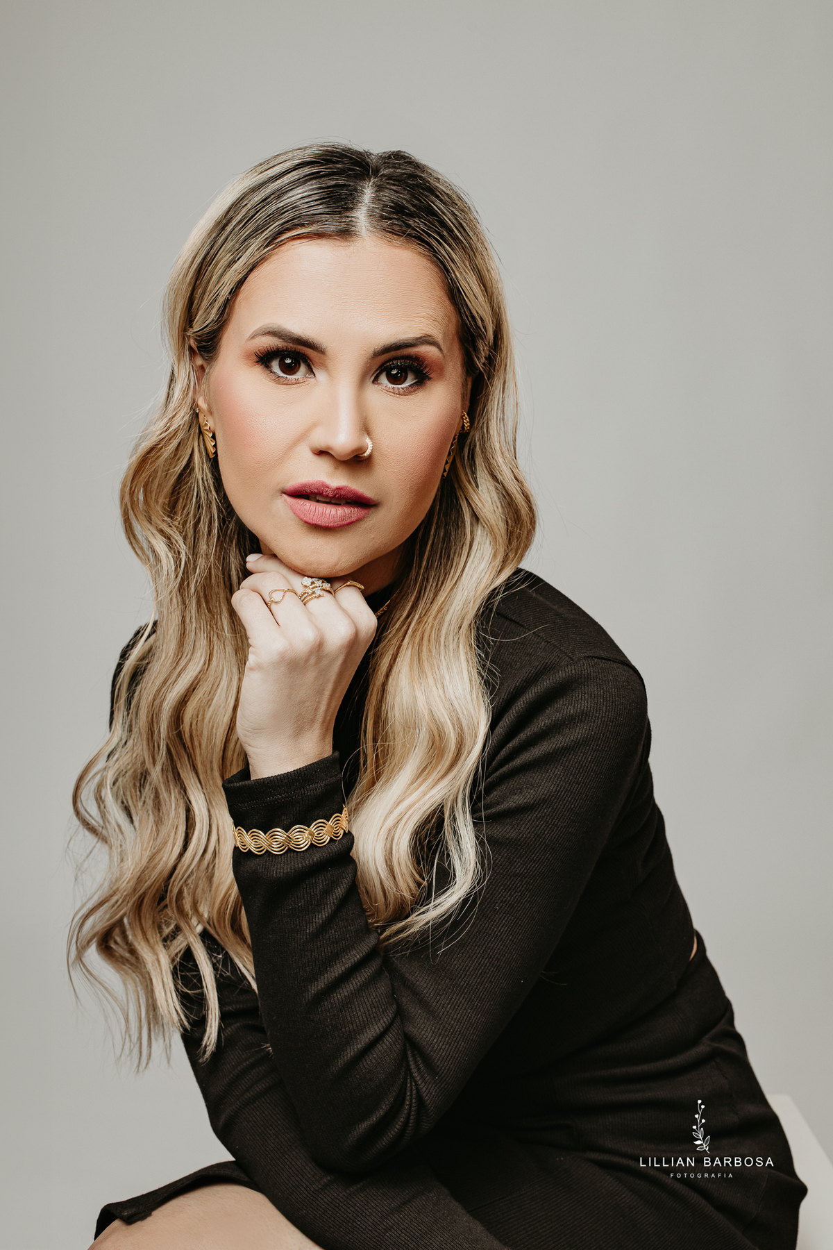 ensaio-pessoal-ensaio-de-aniversario-fotos-de-trinta-anos-vestido-preto-e-brilho-baloes-cortina-prata-estudio-lillian-barbosa-fotografa-de-lauro-muller-

