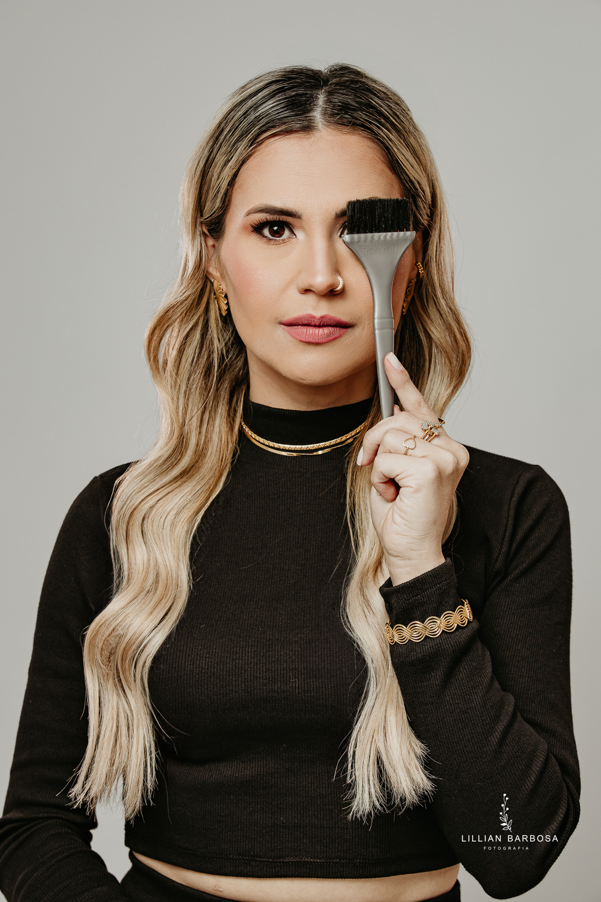 ensaio-pessoal-ensaio-de-aniversario-fotos-de-trinta-anos-vestido-preto-e-brilho-baloes-cortina-prata-estudio-lillian-barbosa-fotografa-de-lauro-muller-

