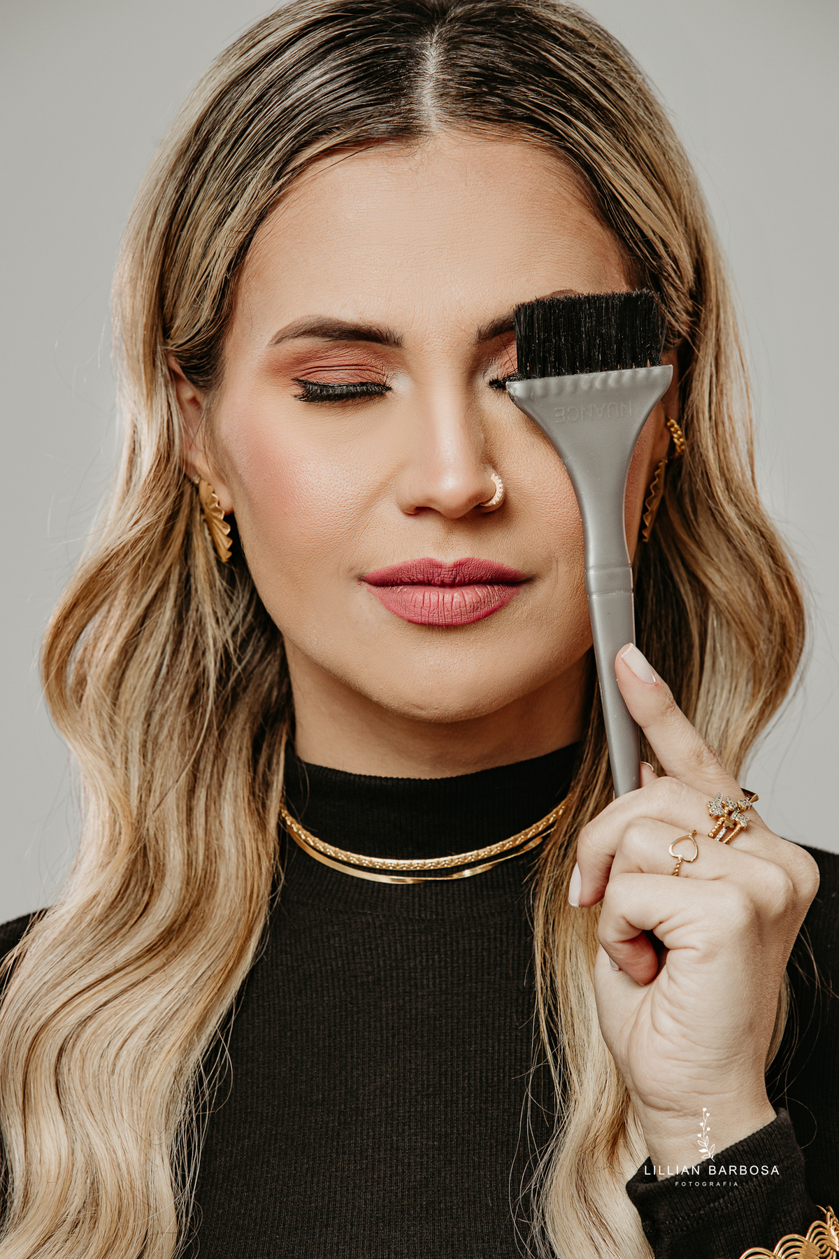 ensaio-pessoal-ensaio-de-aniversario-fotos-de-trinta-anos-vestido-preto-e-brilho-baloes-cortina-prata-estudio-lillian-barbosa-fotografa-de-lauro-muller-

