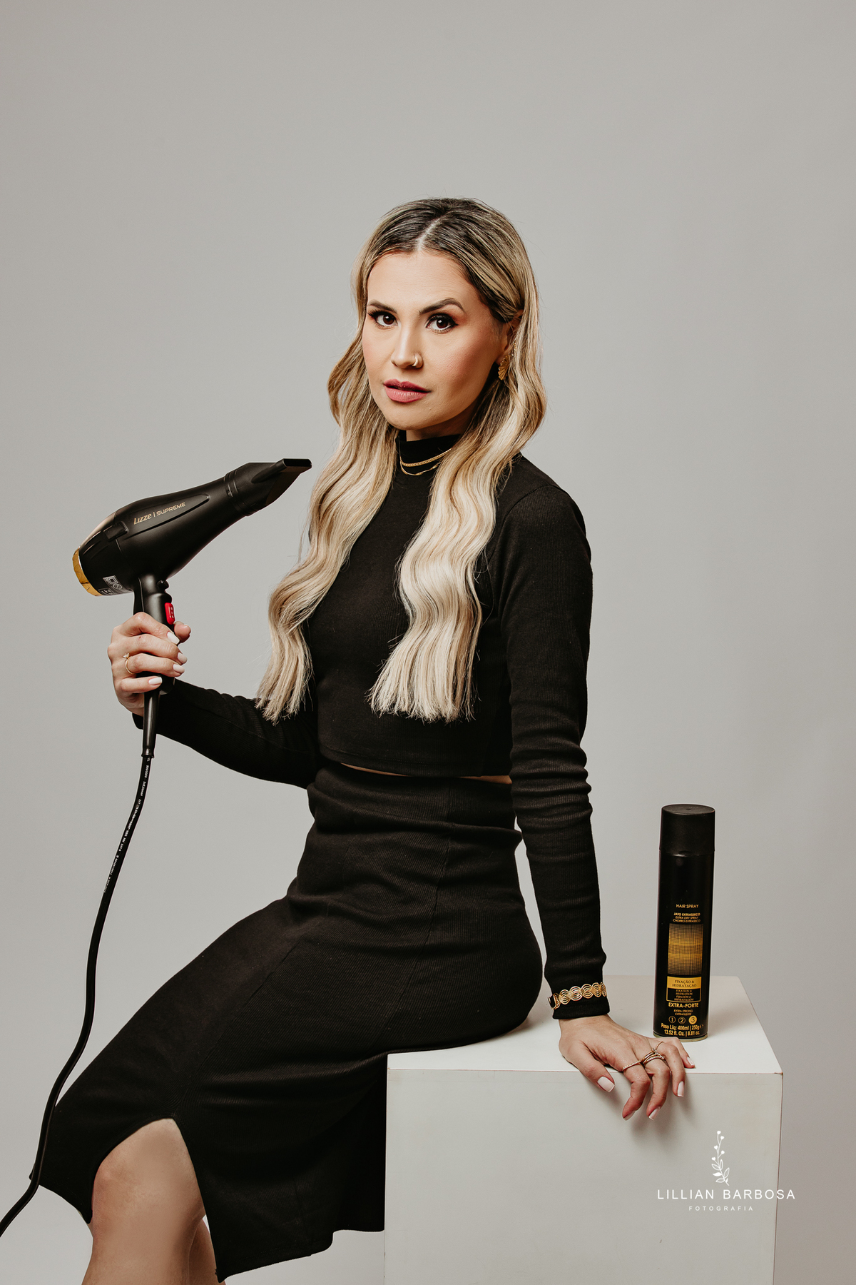 ensaio-pessoal-ensaio-de-aniversario-fotos-de-trinta-anos-vestido-preto-e-brilho-baloes-cortina-prata-estudio-lillian-barbosa-fotografa-de-lauro-muller-

