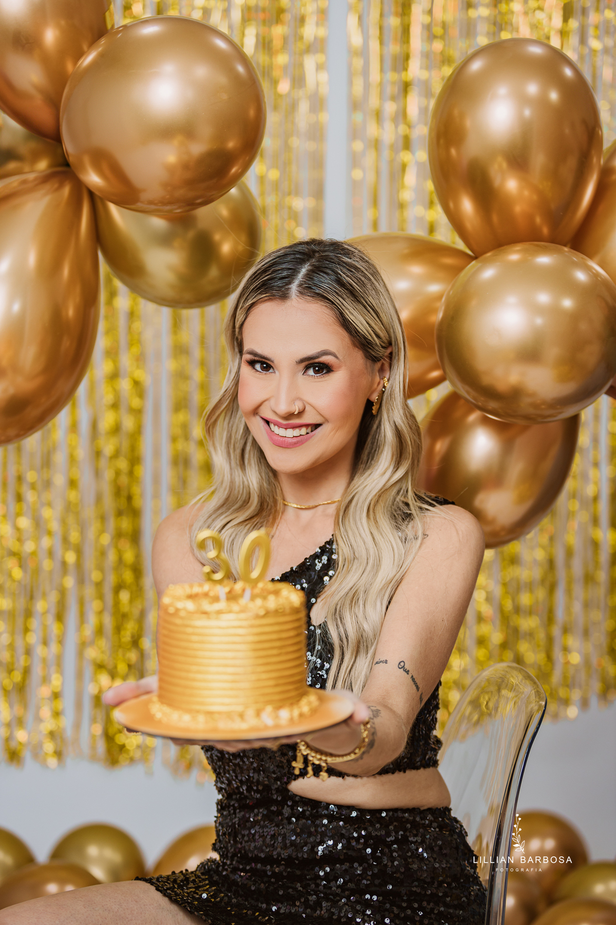 ensaio-pessoal-ensaio-de-aniversario-fotos-de-trinta-anos-vestido-preto-e-brilho-baloes-cortina-prata-estudio-lillian-barbosa-fotografa-de-lauro-muller-

